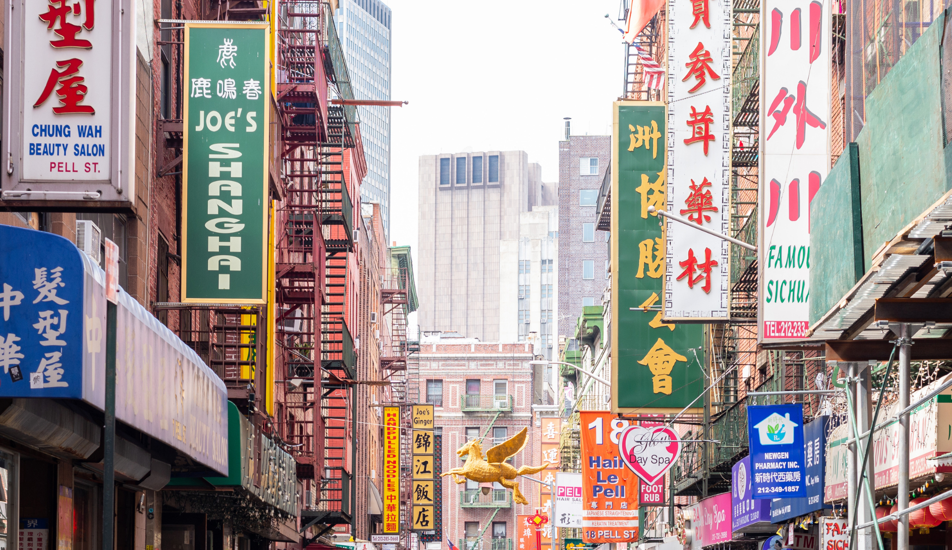 Straßenszene in Chinatown Manhattan mit chinesischen Schriftzeichen und Ladenfassaden