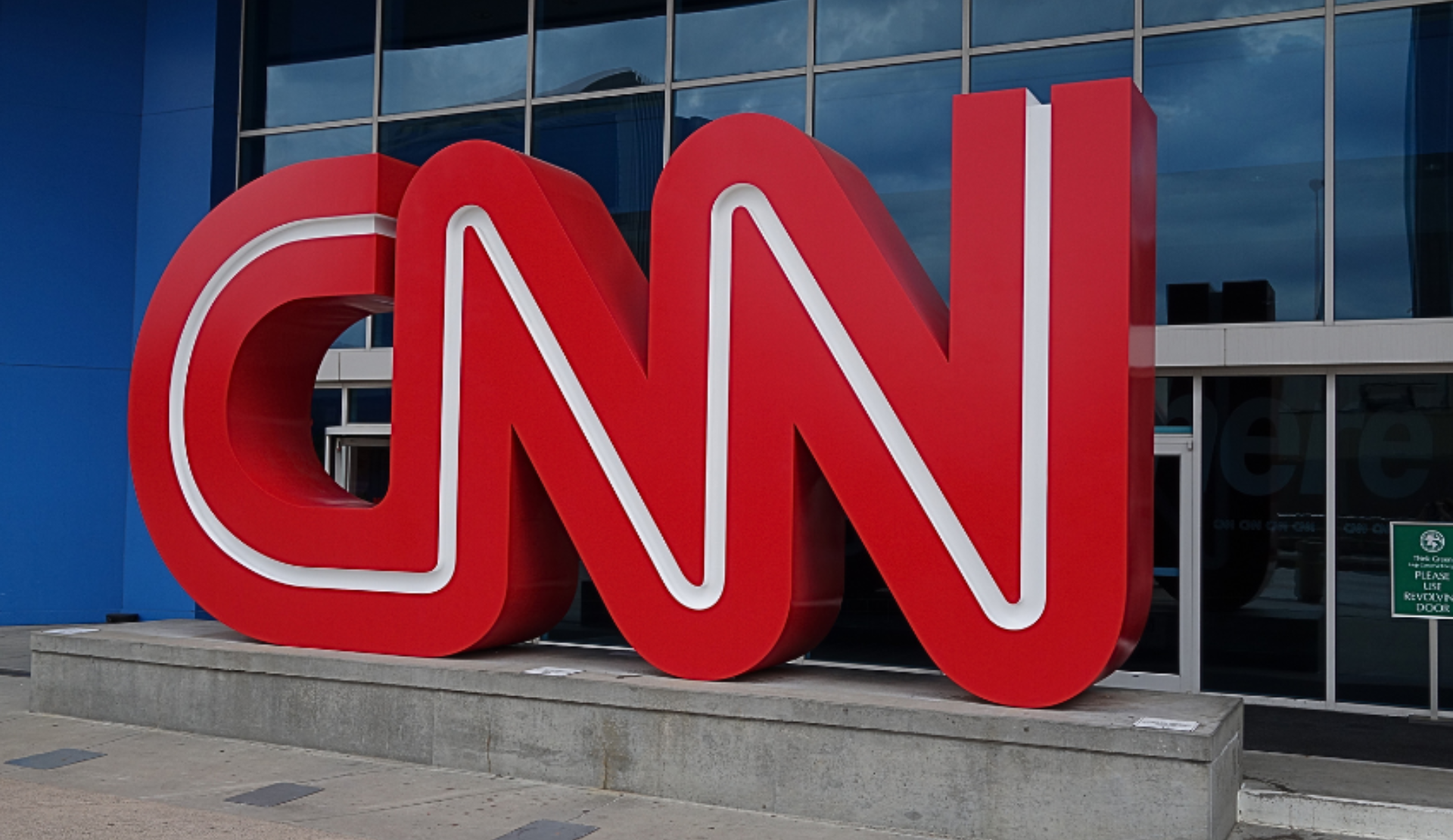Rotes CNN Logo vor dem Eingang des CNN Centers in Atlanta.