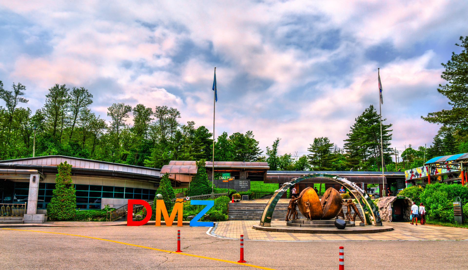 Das bunte DMZ-Schild am Visitor Center des Third Infiltration Tunnel in der demilitarisierten Zone zwischen Nord- und Südkorea
