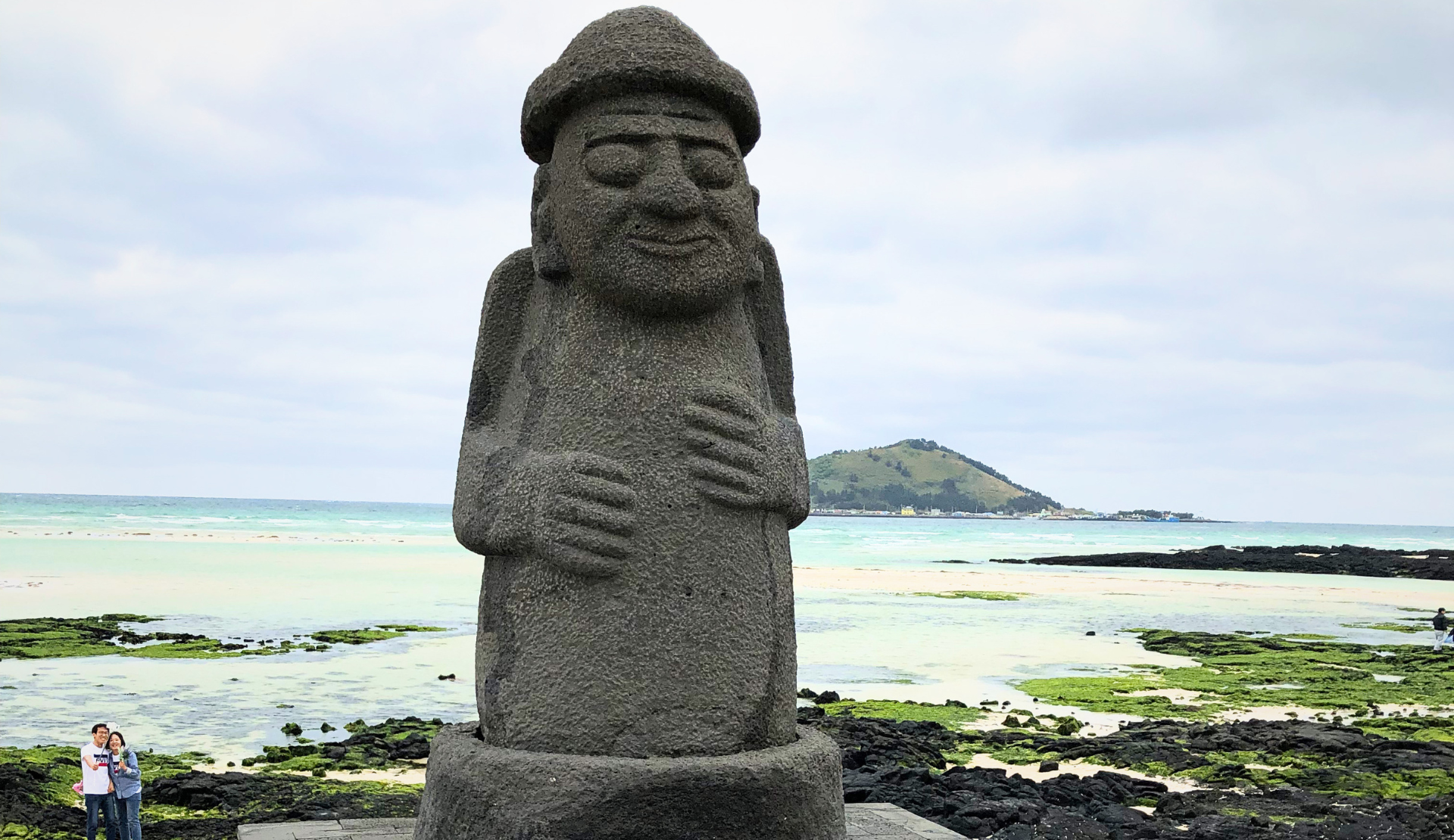 Dol Hareubang Steinstatue auf Jeju Island Südkorea mit Blick auf das Meer