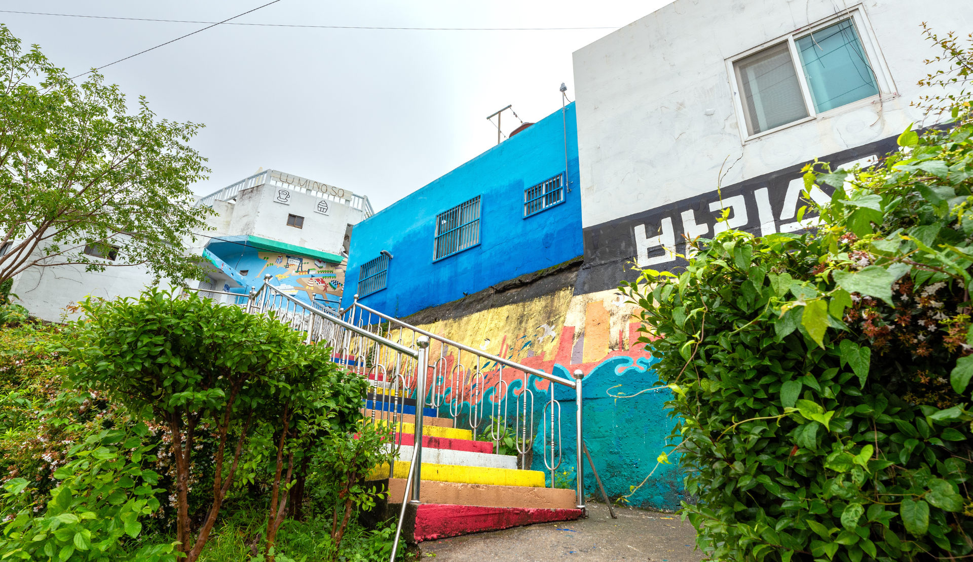 Bunte bemalte Treppe und Hauswände im Dongpirang-Dorf in Tongyeong, Südkorea