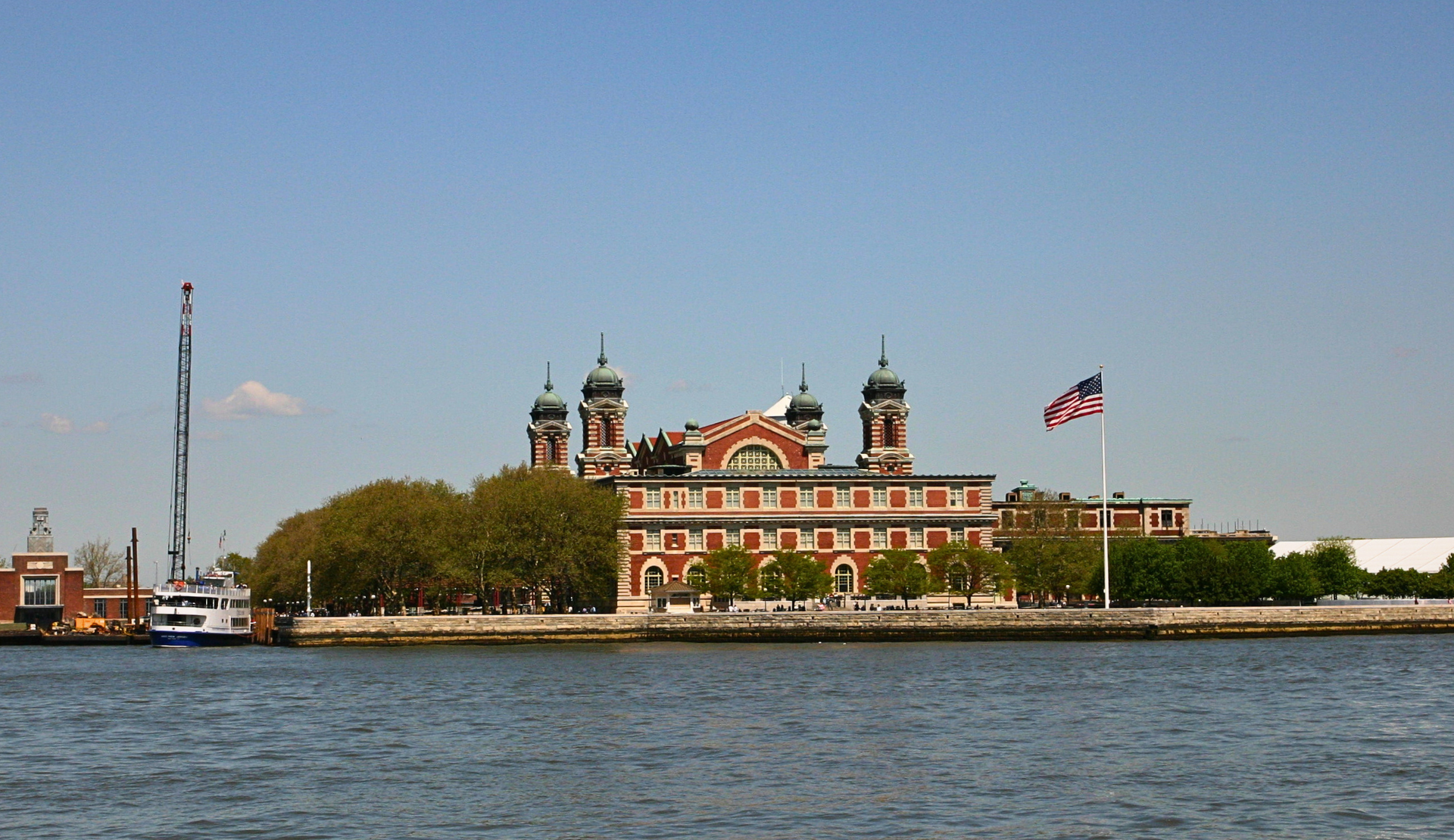 Ellis Island mit historischem Hauptgebäude im Hafen von New York