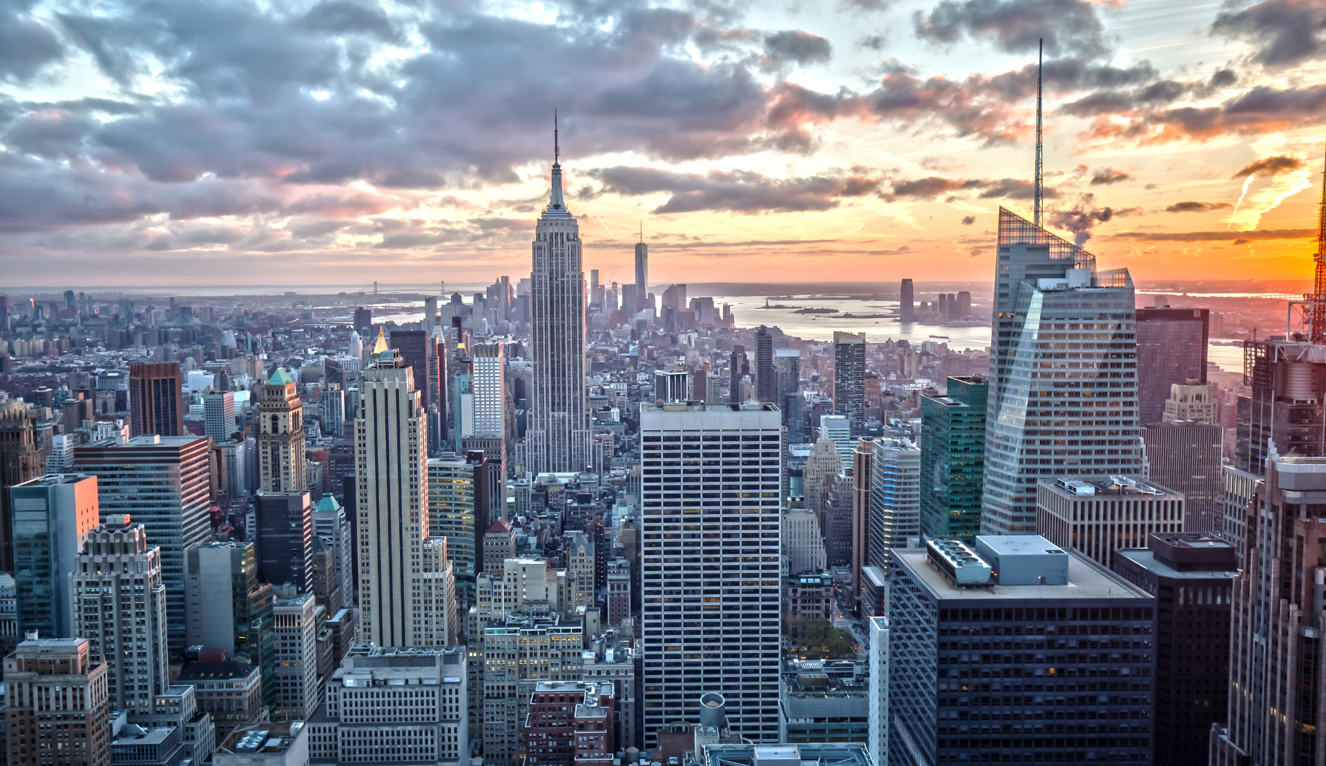 Empire State Building ragt aus der Skyline von Manhattan bei Sonnenuntergang