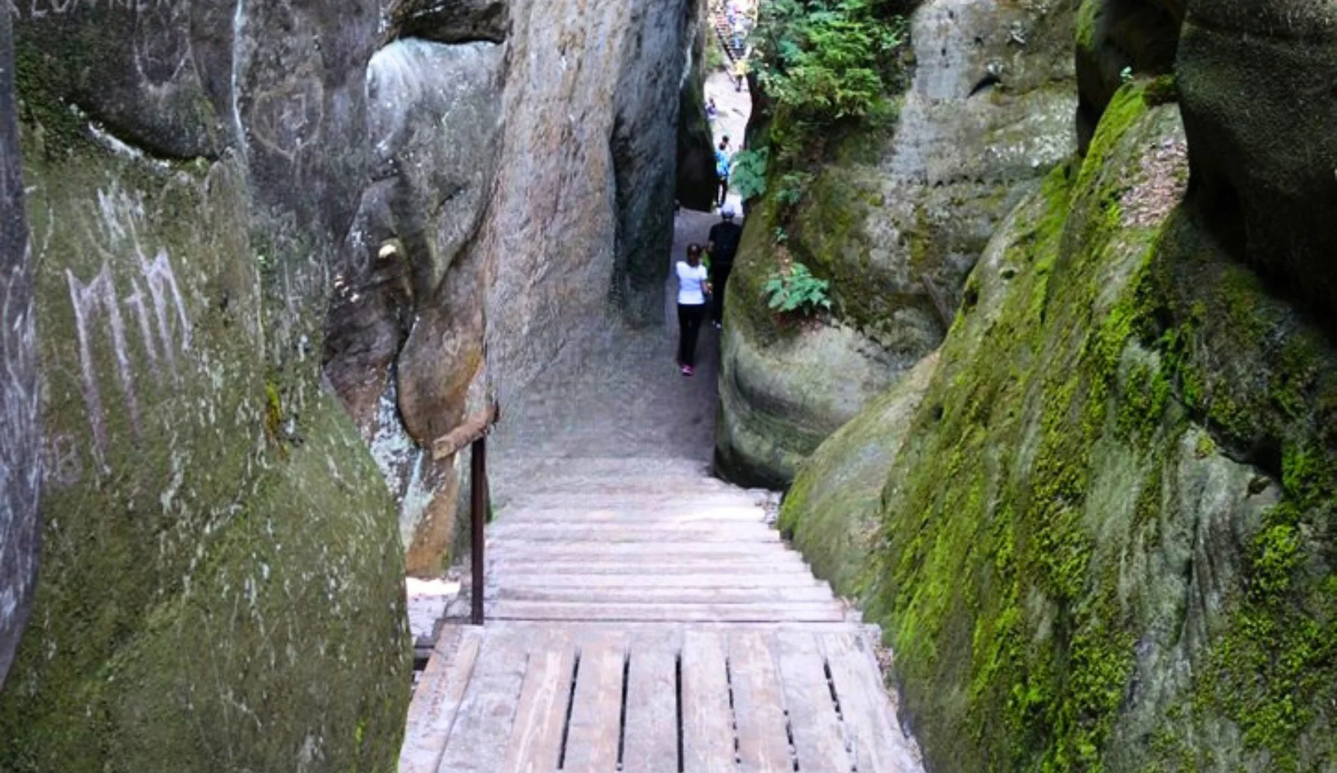 Schmale Felsschlucht mit Holzsteg auf dem Wanderweg durch die Adersbacher Felsenstadt