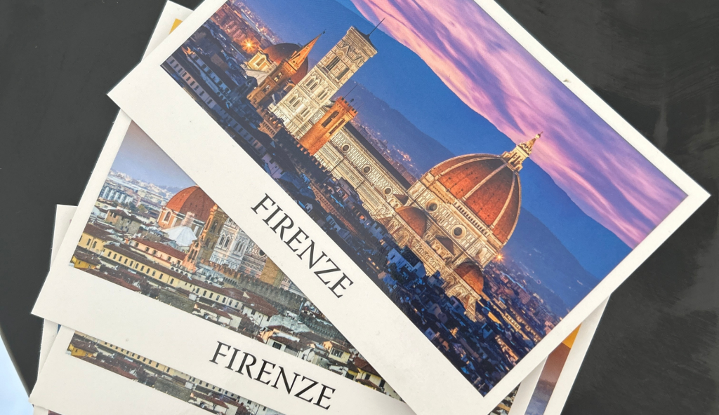 Mehrere übereinanderliegende Postkarten mit Blick auf den Dom von Florenz bei Abendlicht