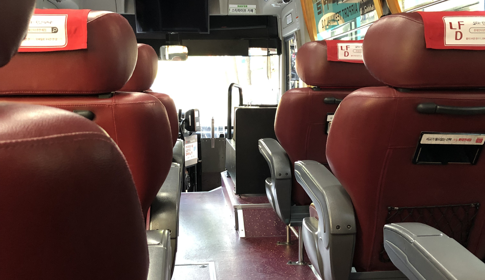 Innenraum des Flughafenbusses vom Incheon Airport nach Seoul mit bequemen Ledersitzen