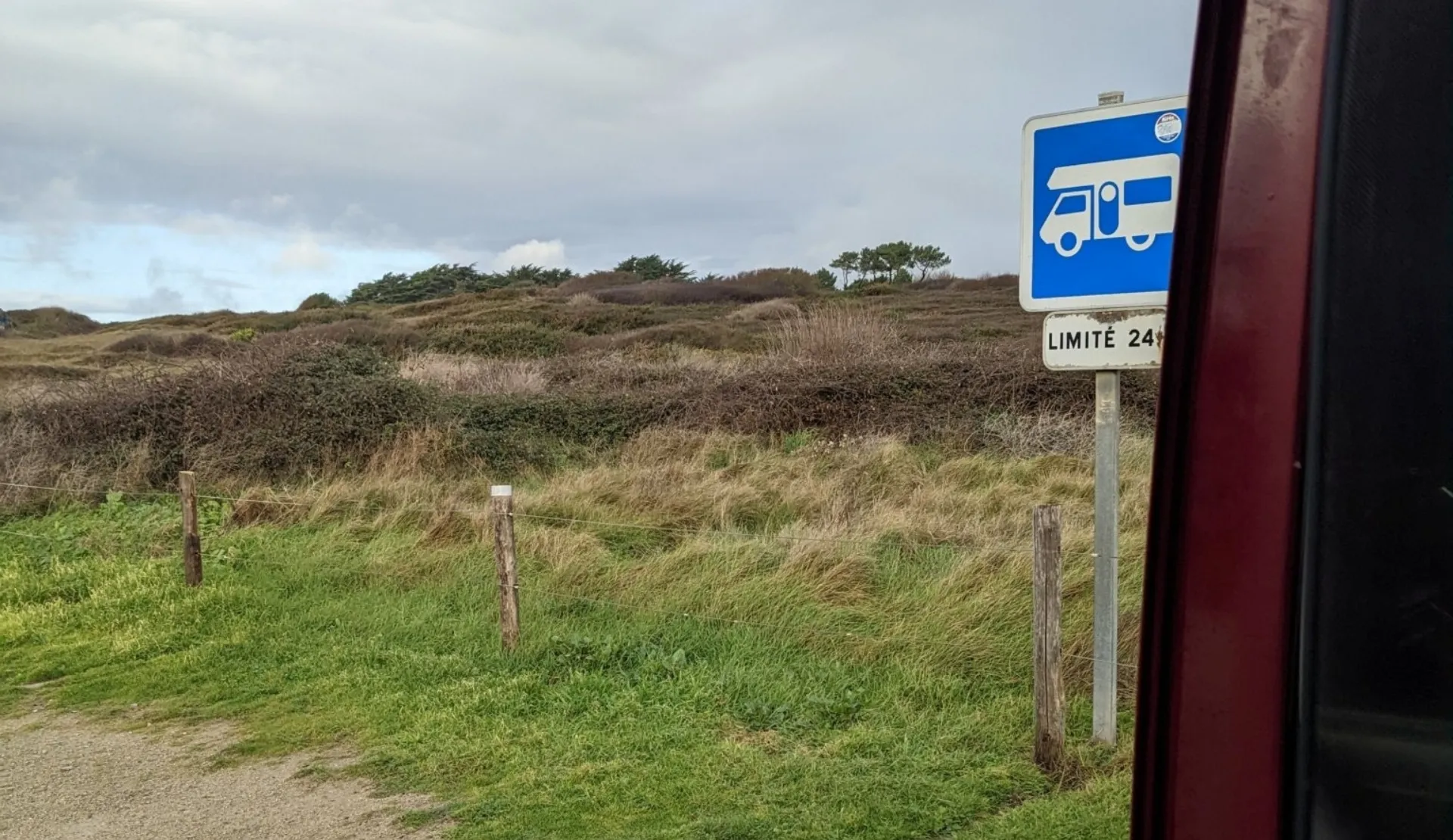 Hinweisschild für Wohnmobile mit Zeitbegrenzung an einem Freistehplatz in der Bretagne