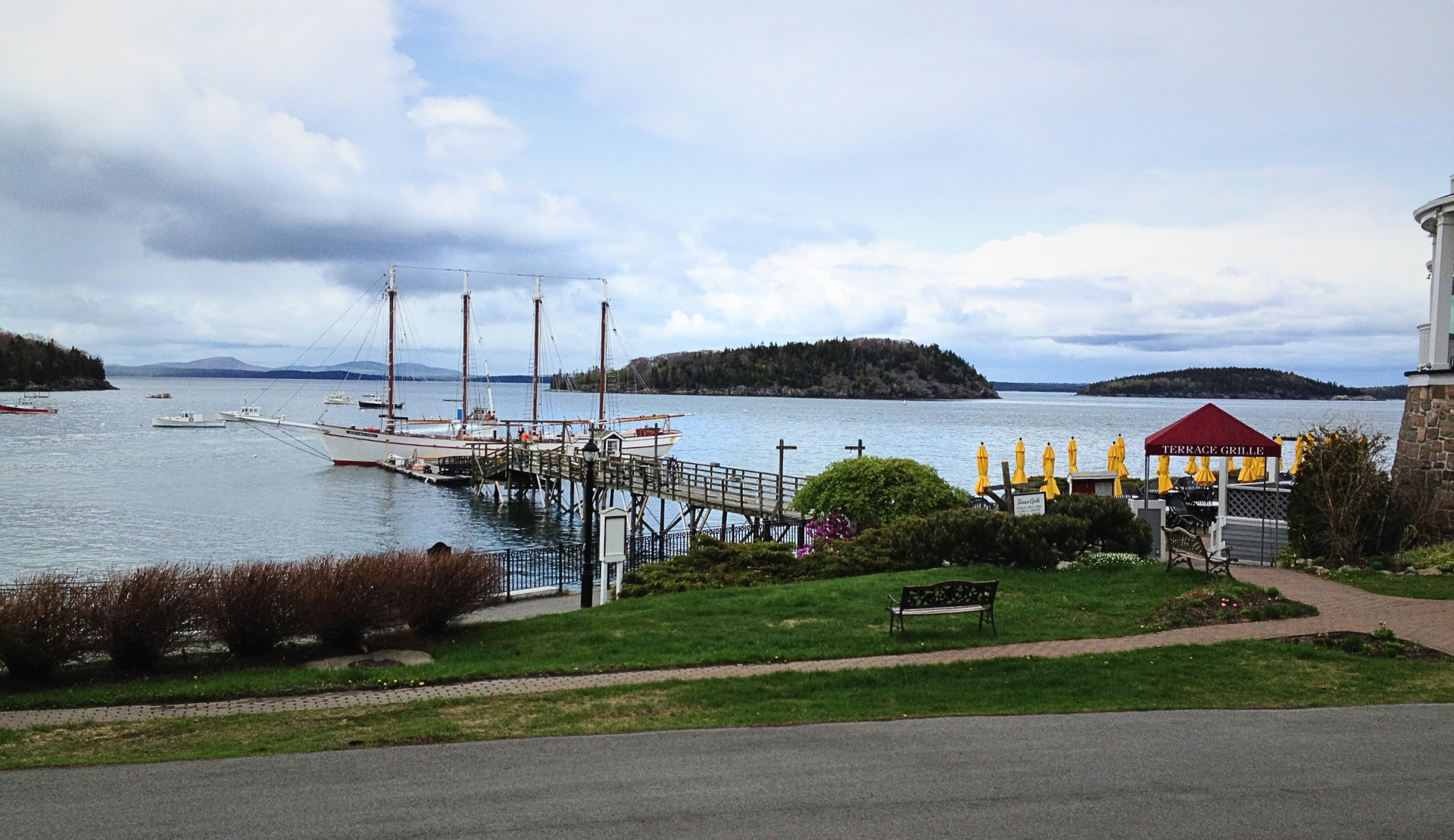 Blick über die Frenchman Bay mit Booten, Steg und vorgelagerten Inseln bei Bar Harbor
