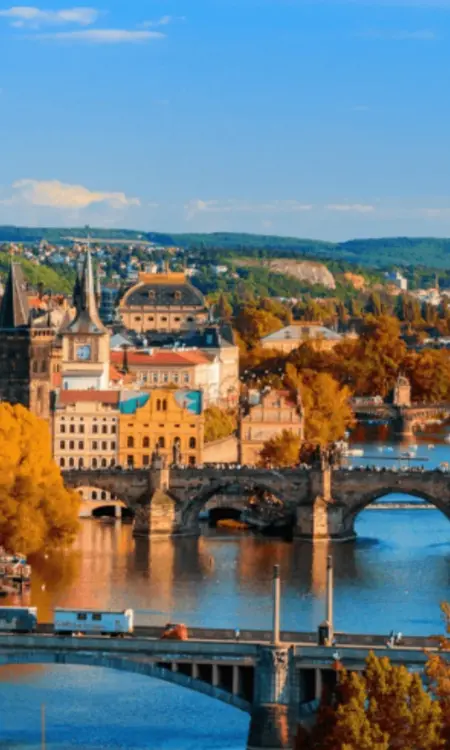 Herbstliches Panorama über die Moldau-Brücken und die Altstadt von Prag