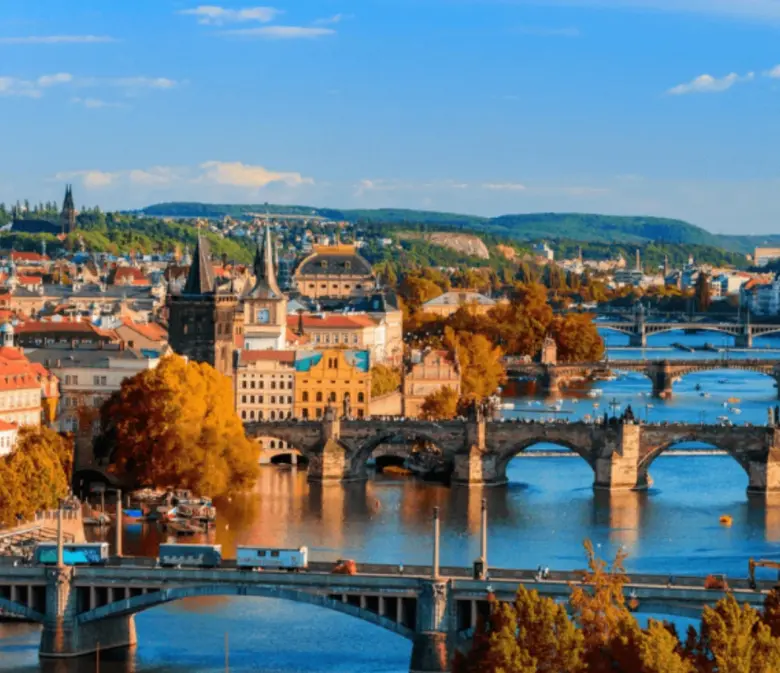 Herbstliches Panorama über die Moldau-Brücken und die Altstadt von Prag