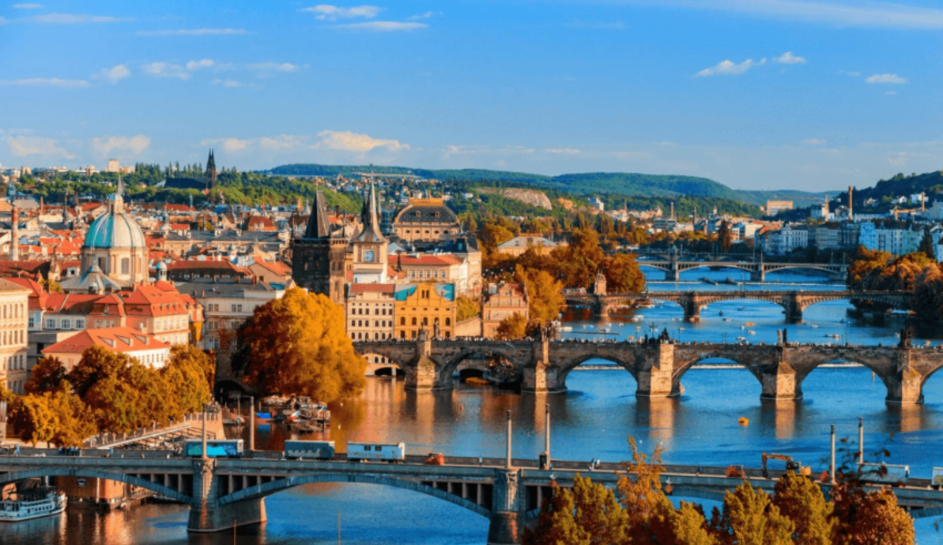 Herbstliches Panorama über die Moldau-Brücken und die Altstadt von Prag