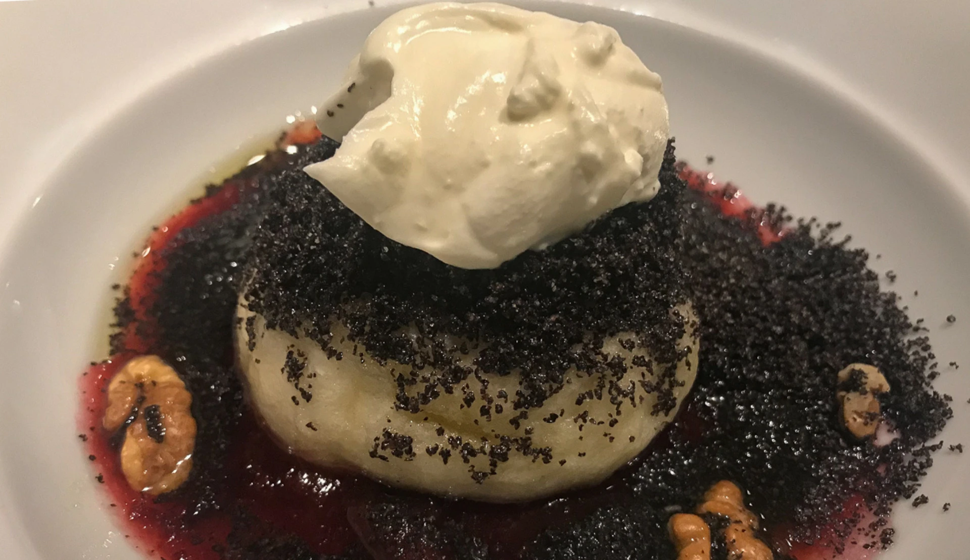 Germknödel mit Mohn und Vanillesauce, tschechische Spezialität bei der Taste of Prague Foodtour