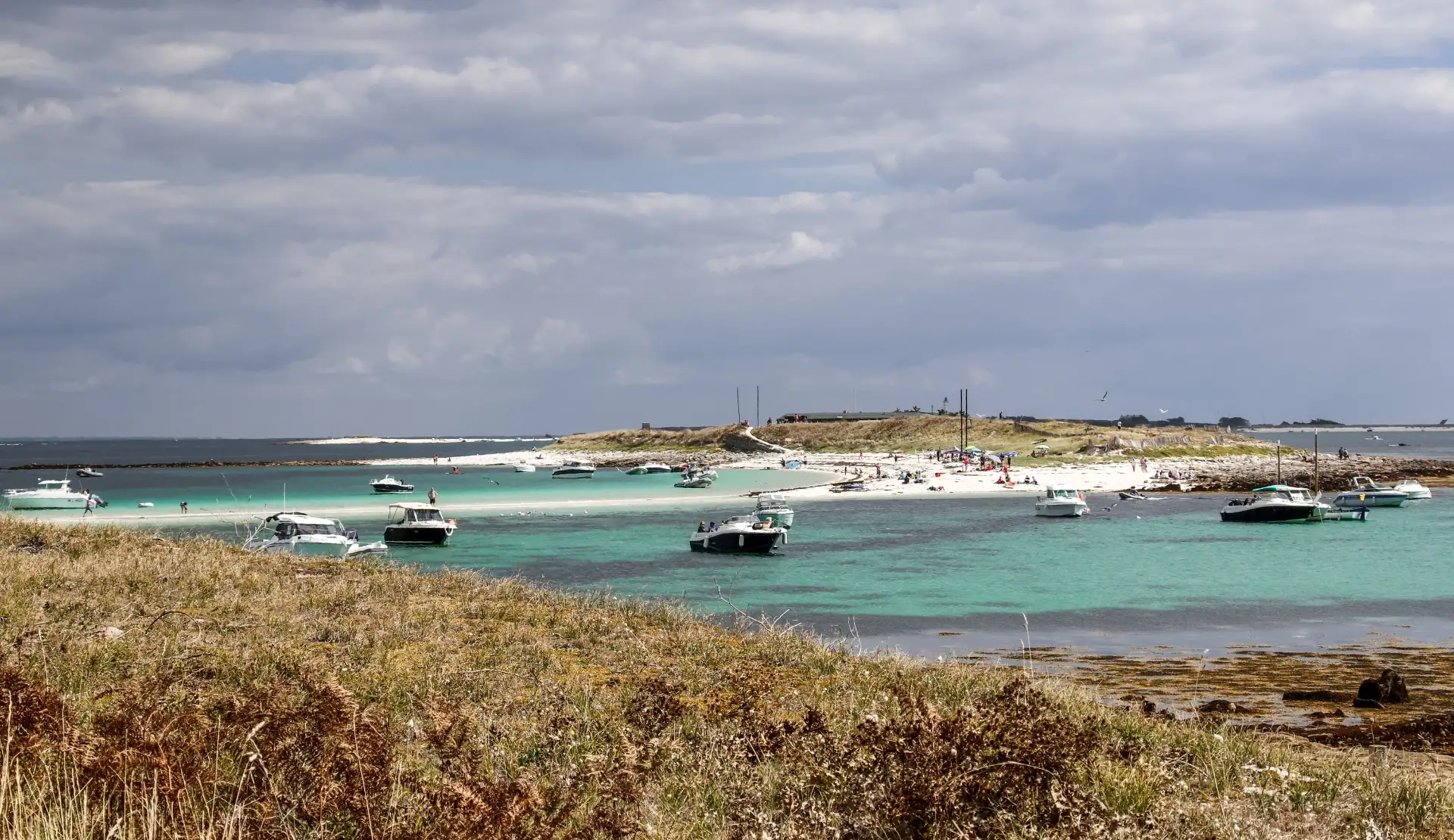 Weißer Sandstrand mit türkisfarbenem Wasser auf den Glénan Inseln in der Bretagne