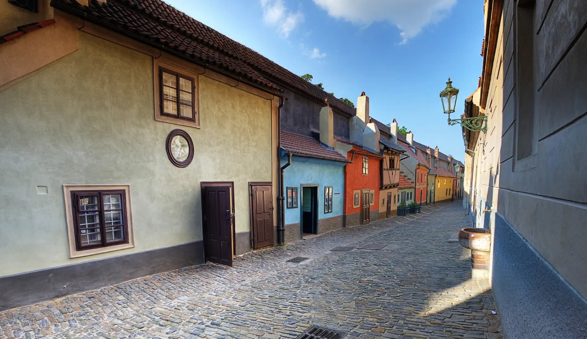 Bunte kleine Häuschen im Goldenen Gässchen auf der Prager Burg