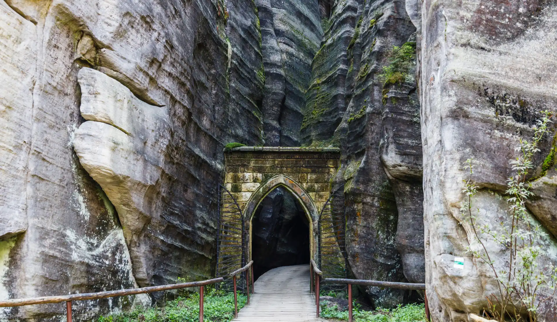 Gotisches Tor in der Adersbacher Felsenstadt, neugotisches Steinportal in einer engen Sandsteinschlucht