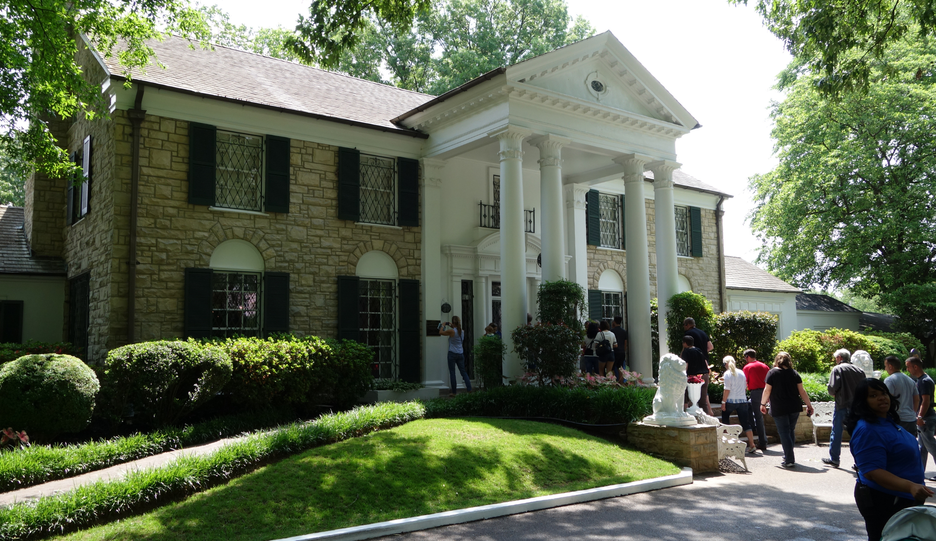 Besucher stehen vor dem weißen Herrenhaus Graceland in Memphis, dem ehemaligen Zuhause von Elvis Presley