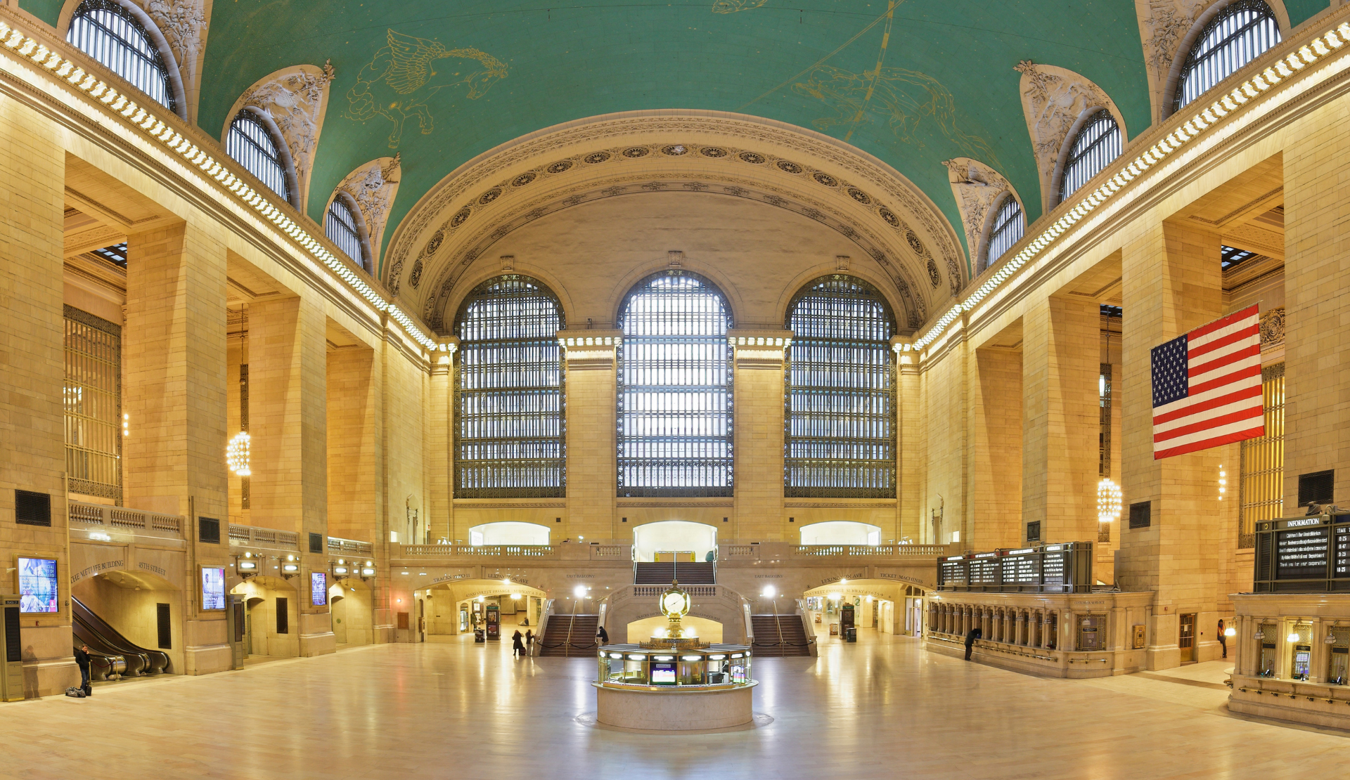 Haupthalle der Grand Central Station in New York mit hoher Decke und Fenstern