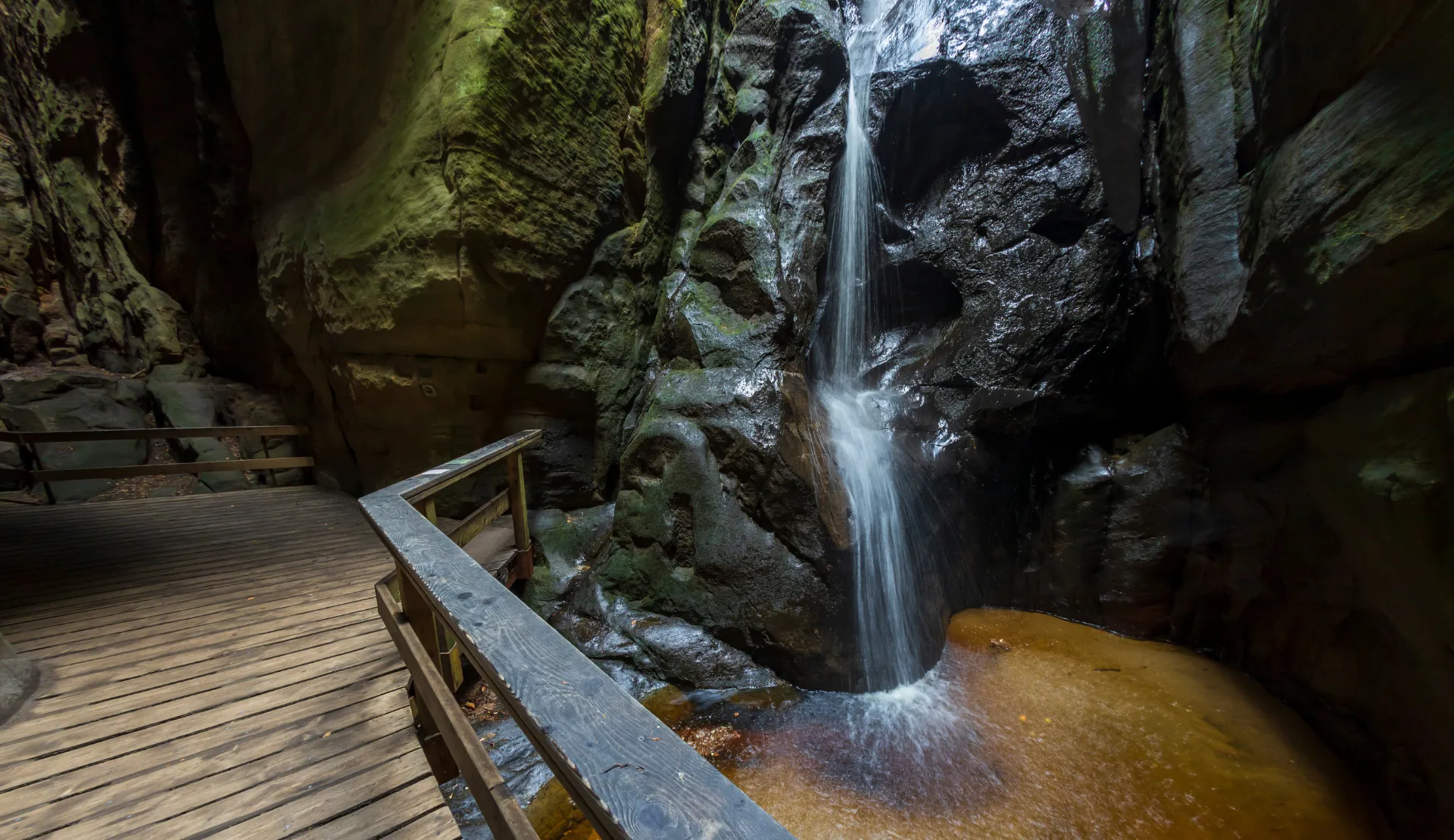 Großer Wasserfall in der Adersbacher Felsenstadt, Wasserfall in enger Felsschlucht mit Holzsteg