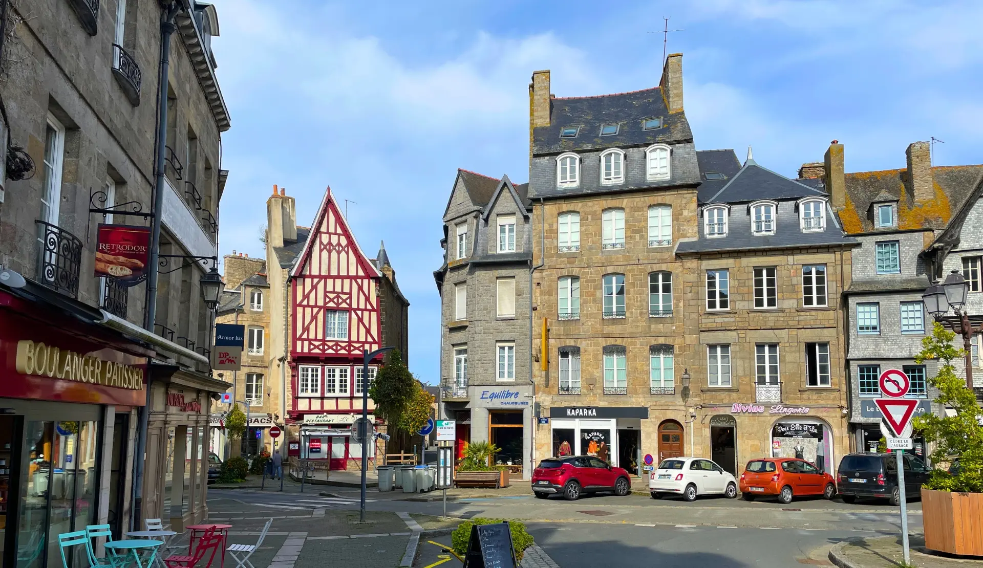 Altstadtgasse in Guingamp mit historischen Fachwerk- und Steinhäusern
