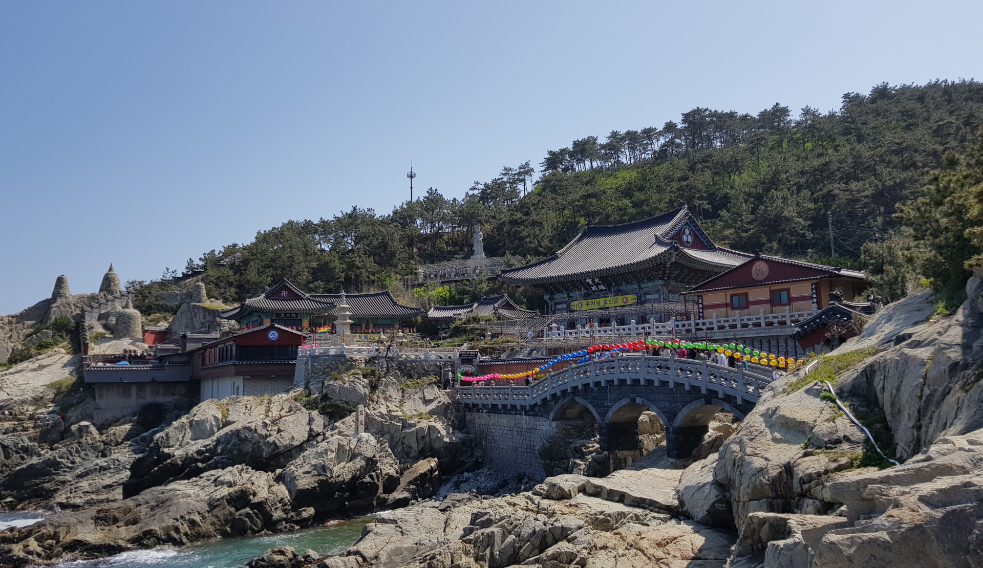 Haedong Yonggungsa Tempel in Busan Südkorea an der Steilküste mit bunten Lampions zu Buddhas Geburtstag