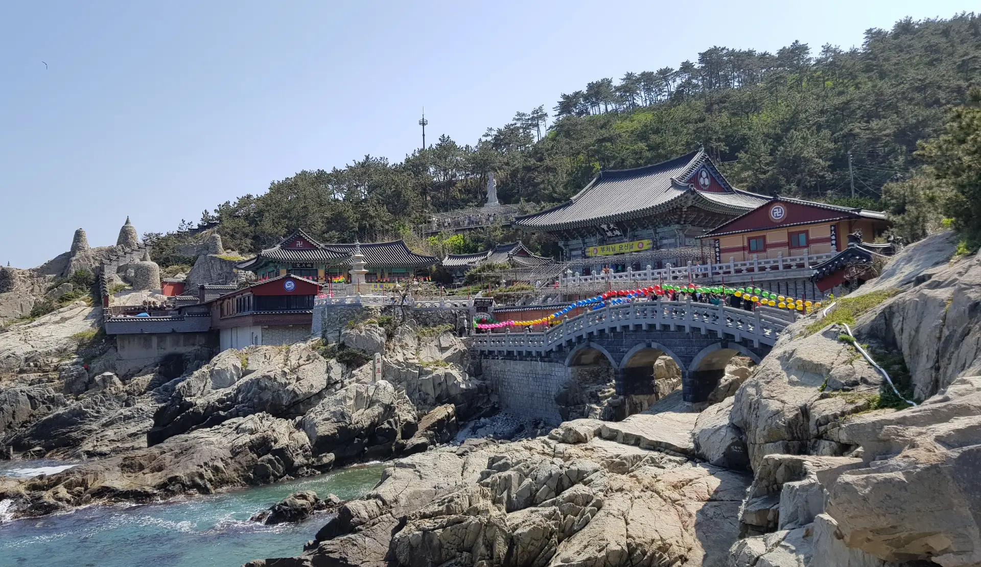 Haedong Yonggungsa Tempel in Busan mit bunter Brücke und Felsküste am Meer