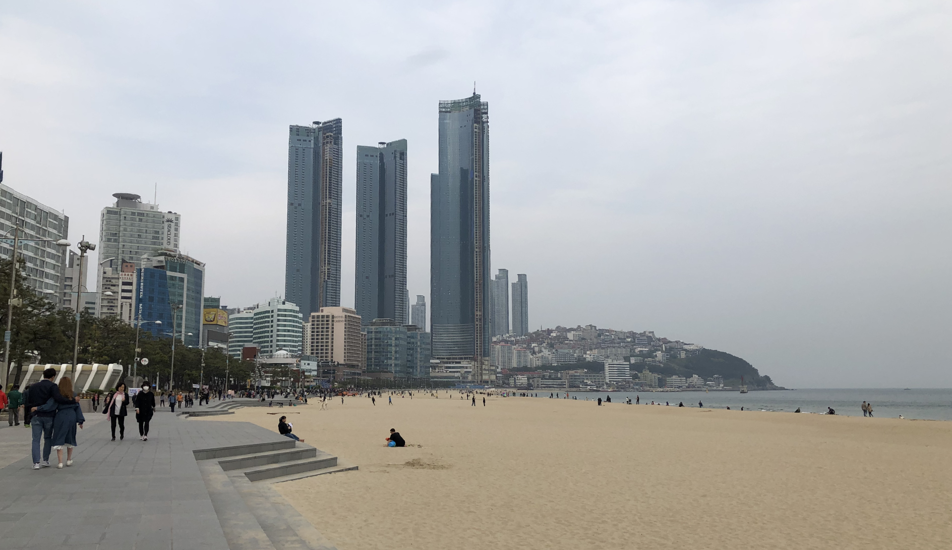 Haeundae Beach in Busan Südkorea mit Promenade und modernen Hochhäusern im Hintergrund