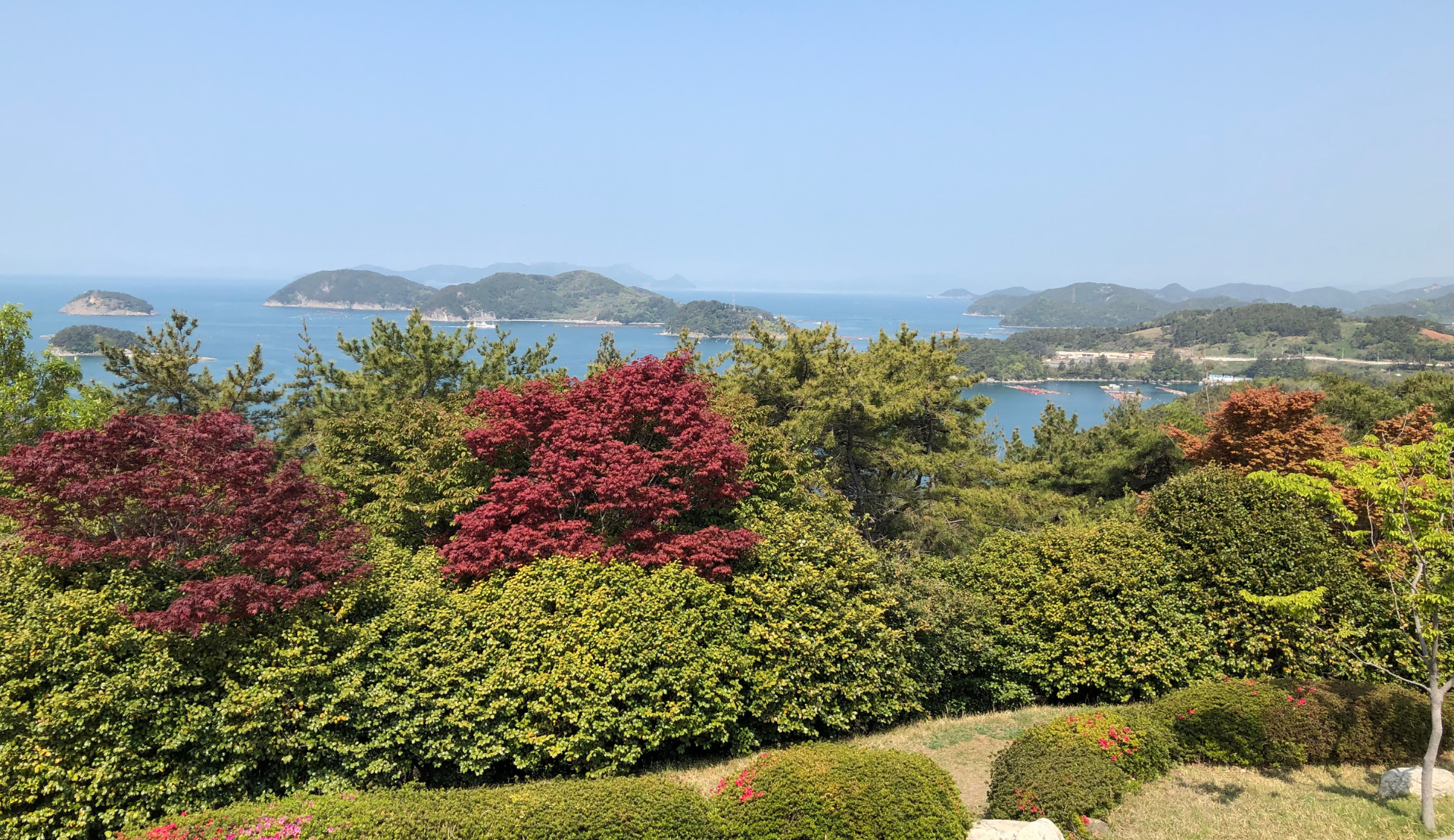 Blick vom Aussichtspunkt im Hallyeohaesang-Nationalpark auf die vorgelagerten Inseln und das Meer bei Tongyeong, Südkorea