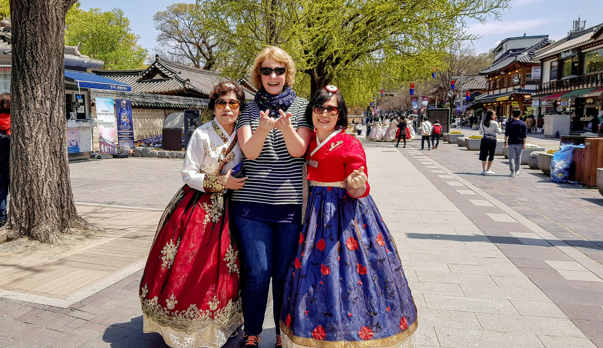 Besucherinnen in bunten traditionellen Hanbok-Gewändern im Jeonju Hanok Village