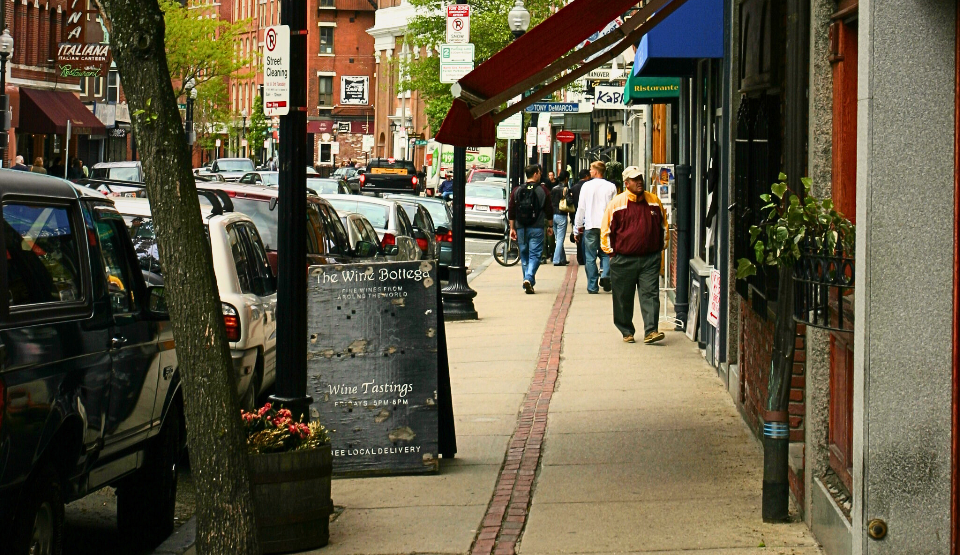 Hanover Street im Bostoner Stadtteil North End mit Geschäften und Passanten