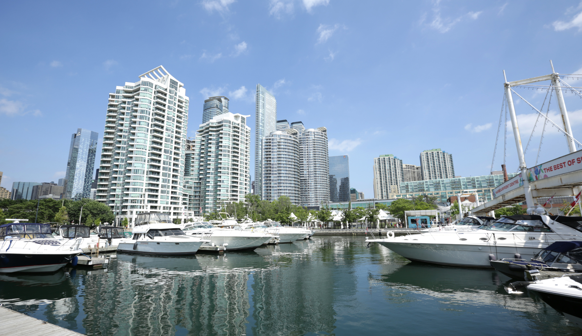 Harbourfront Walk in Toronto mit Yachthafen, modernen Hochhäusern und Ausblick auf den Ontariosee