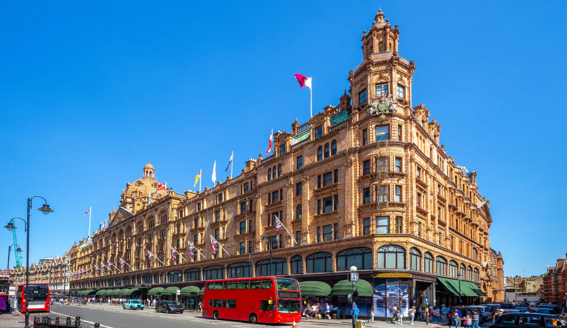 Fassade des Kaufhauses Harrods in Knightsbridge, einem der eleganten Viertel Londons.