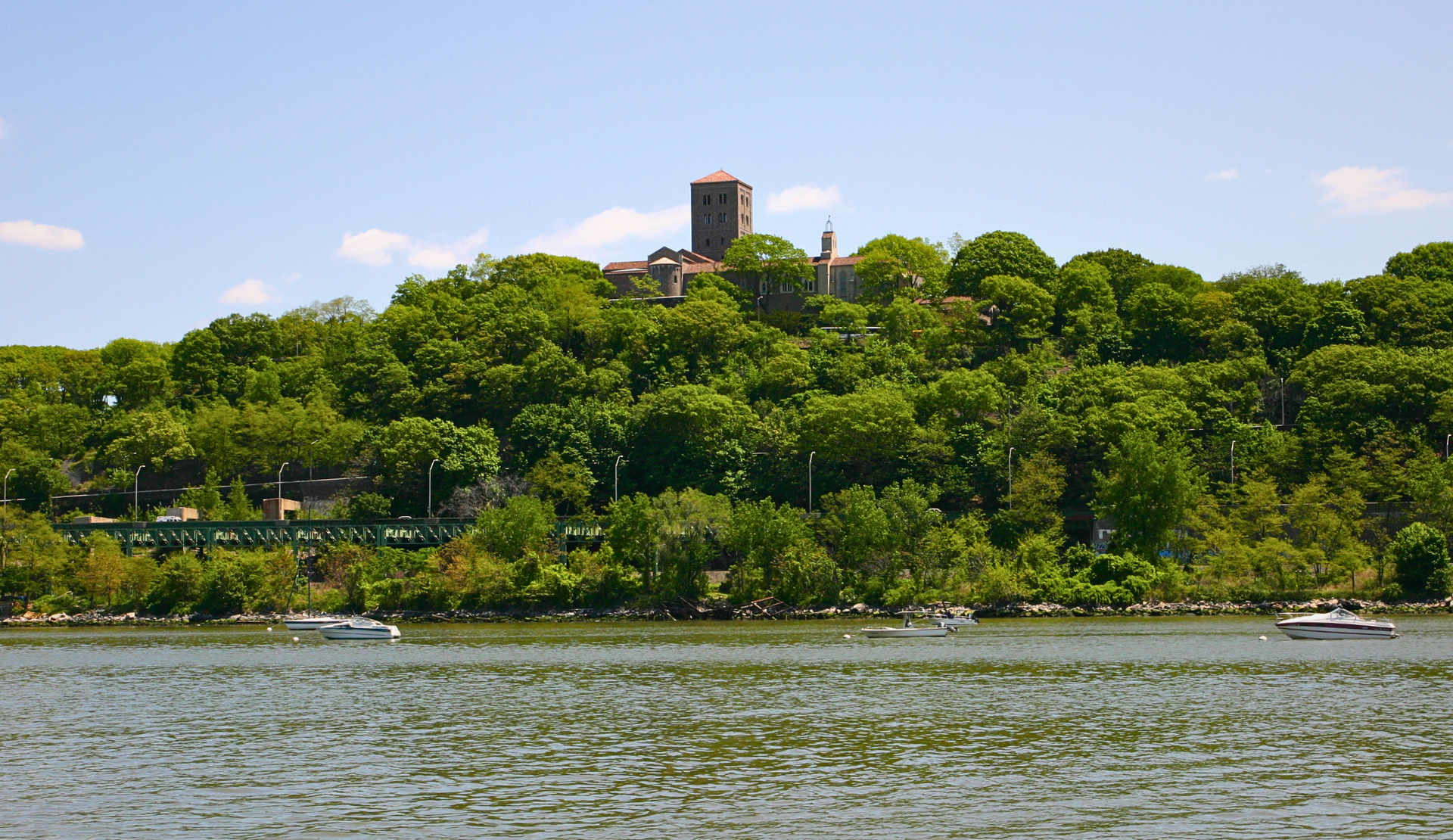Grüne Hügellandschaft mit The Cloisters am Hudson River. 