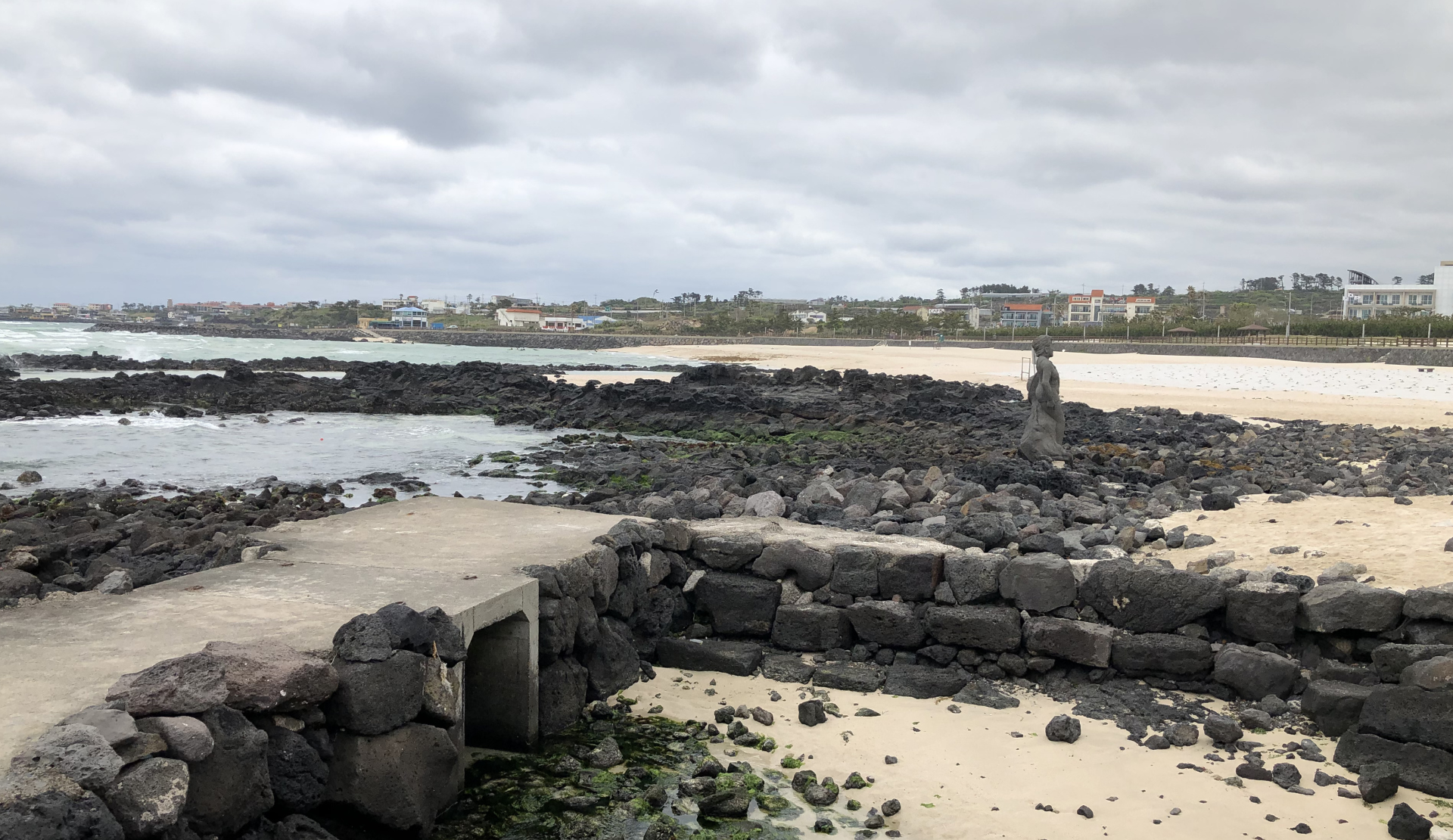 Hyeopjae Beach auf Jeju Island Südkorea mit schwarzen Lavafelsen und Blick auf das Meer