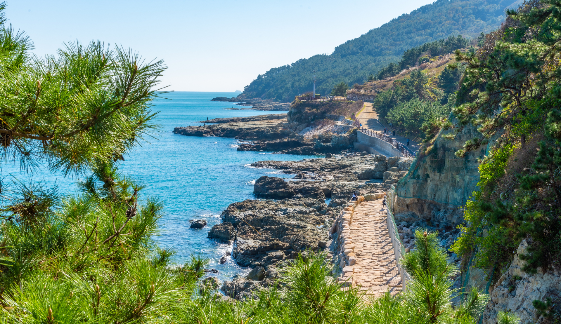 Küstenwanderweg im Igidae Park in Busan Südkorea mit Blick auf das Meer und die Steilküste