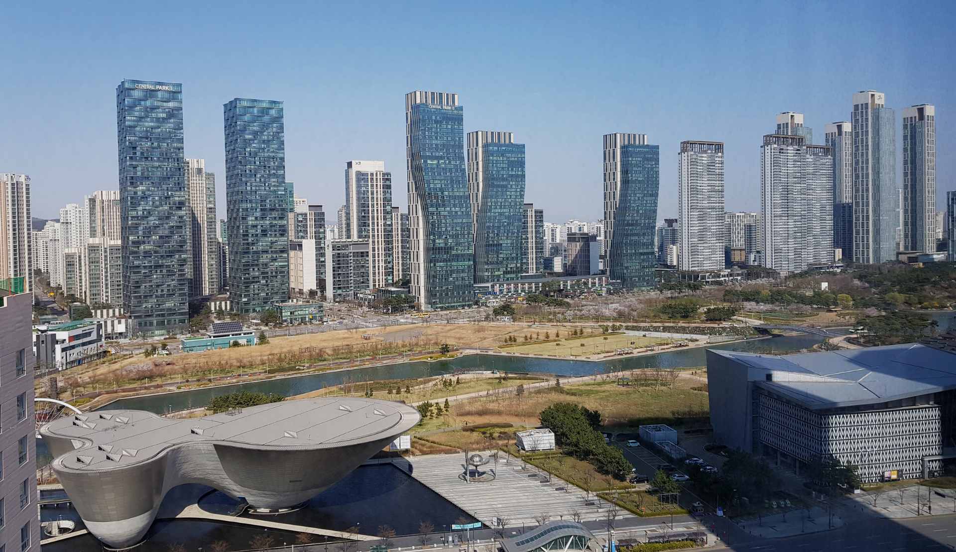 Blick auf den Songdo Central Park in Incheon mit moderner Hochhauskulisse