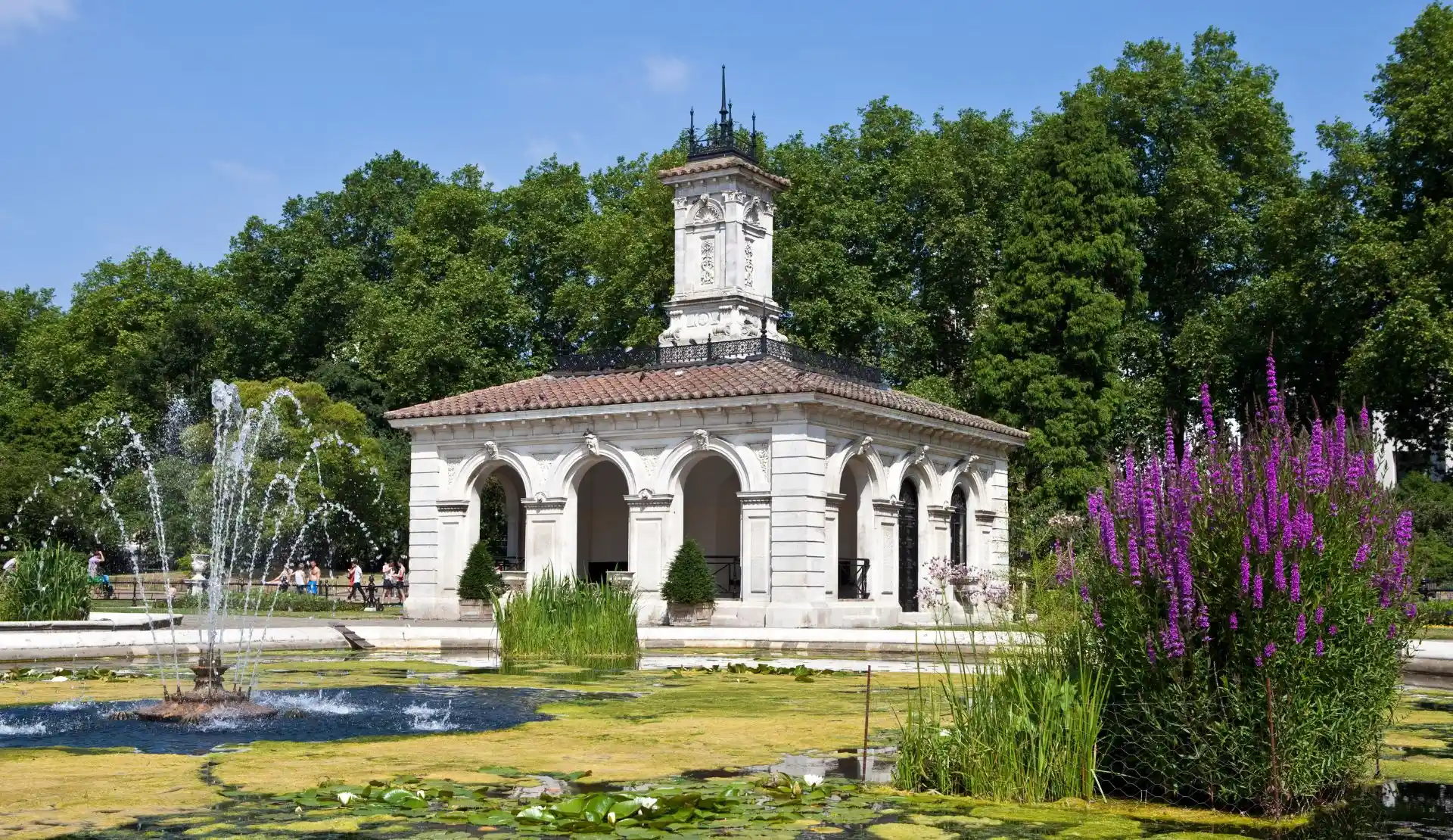 Brunnen und Pavillon in den Italian Gardens der Kensington Gardens in London.