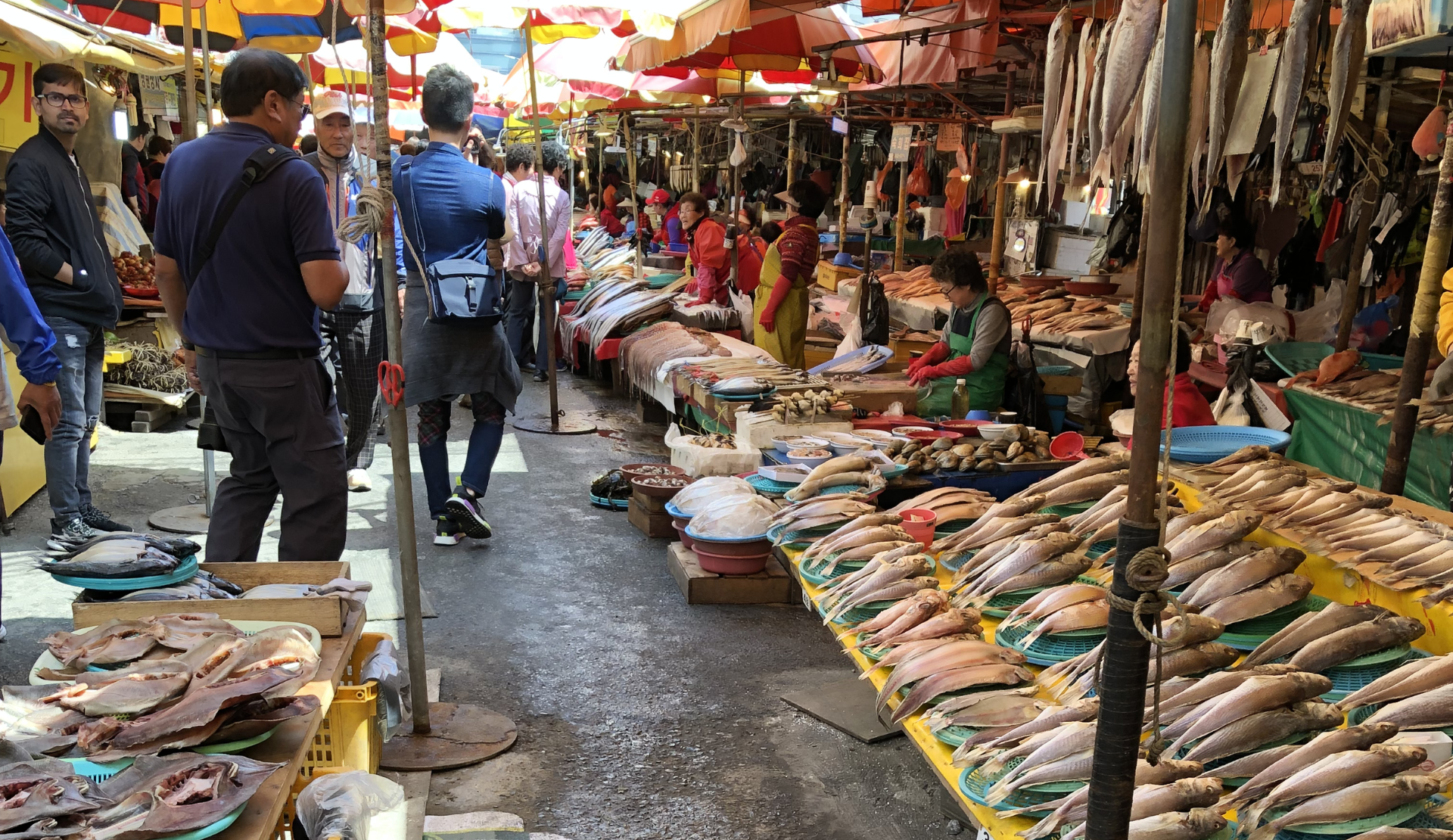Fischhändler und Meeresfrüchte an den Ständen des Jagalchi Fischmarkts in Busan Südkorea