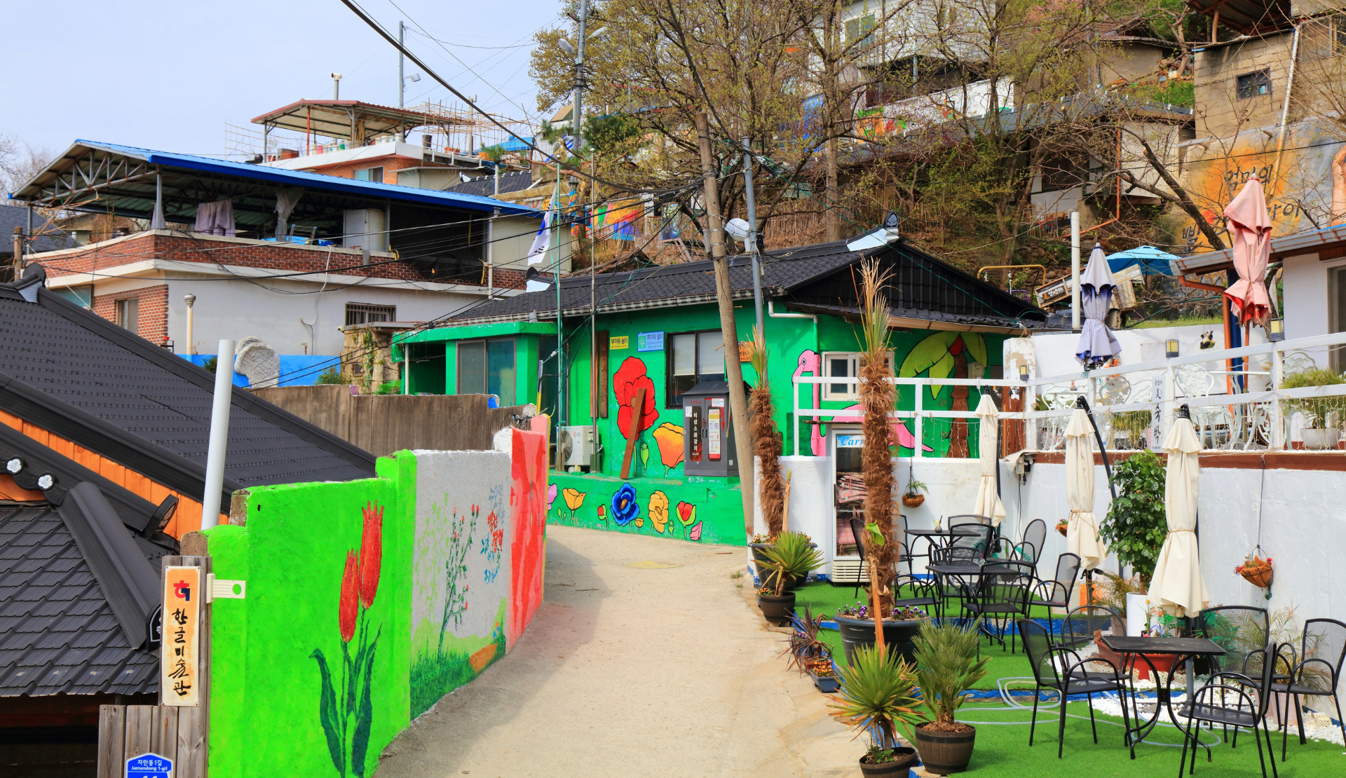 Bunte Wandgemälde und Straßenszene im Jaman Mural Village in Jeonju