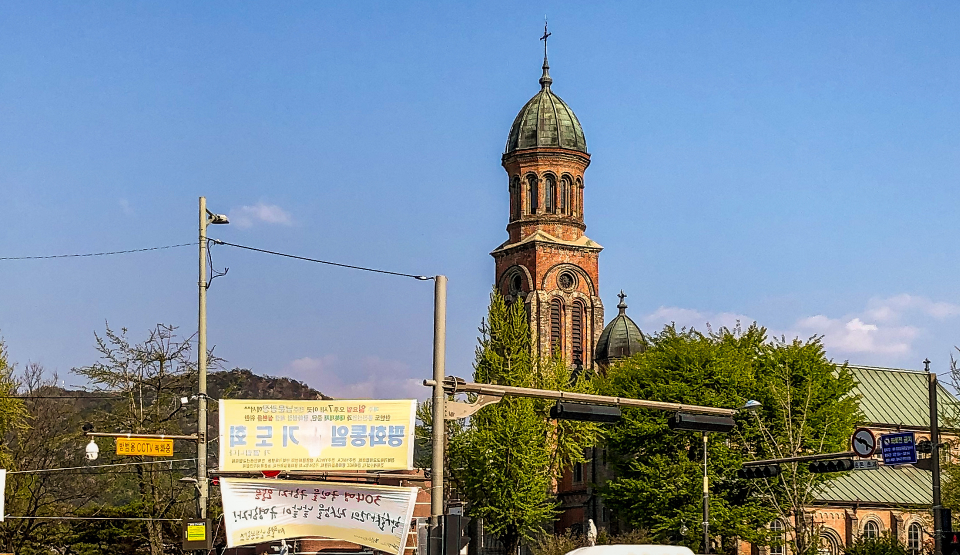 Die Jeondong-Kathedrale in Jeonju mit ihrer markanten roten Backsteinfassade im europäischen Stil