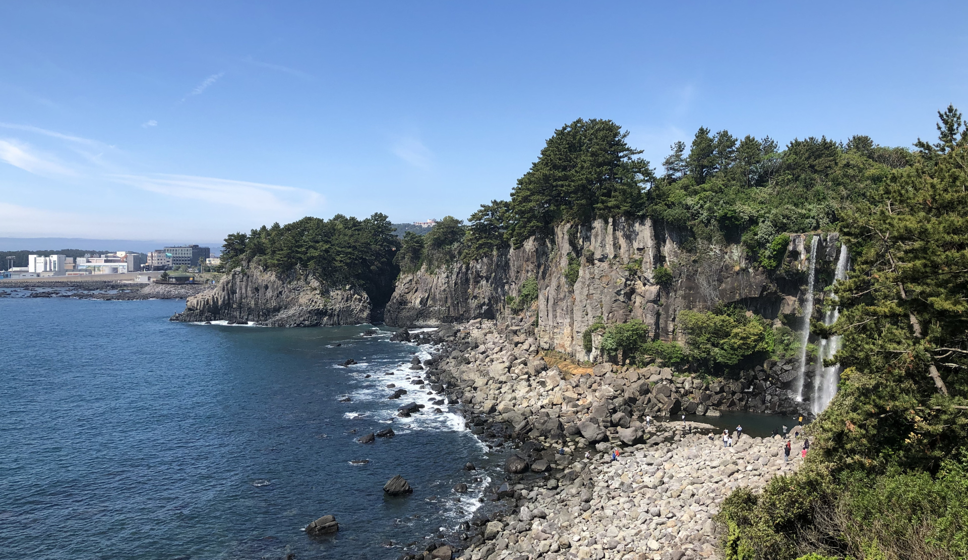 Jeongbang Wasserfall bei Seogwipo auf Jeju Island Südkorea mit Blick auf die Steilklippen und das Meer