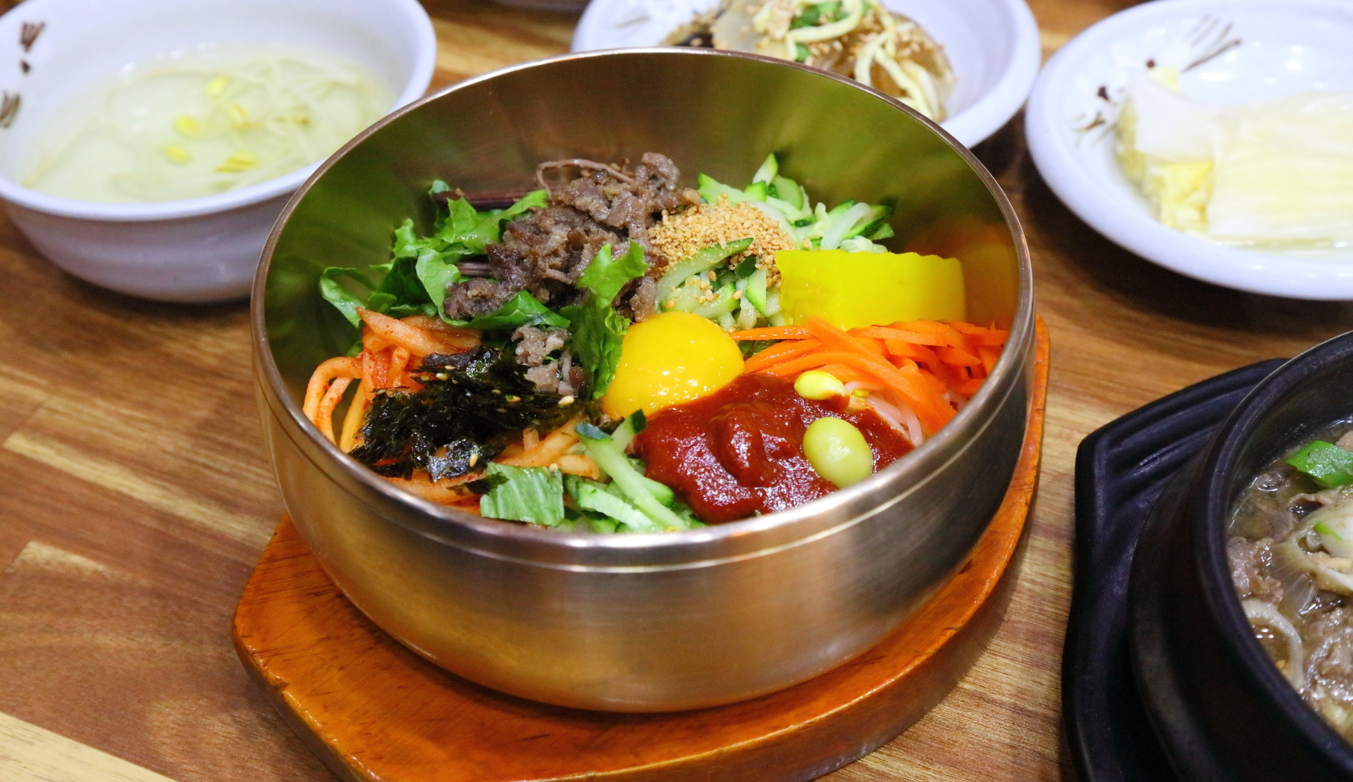 Jeonju Bibimbap in einer Metallschüssel mit Gemüse, Rindfleisch, Ei und Gochujang