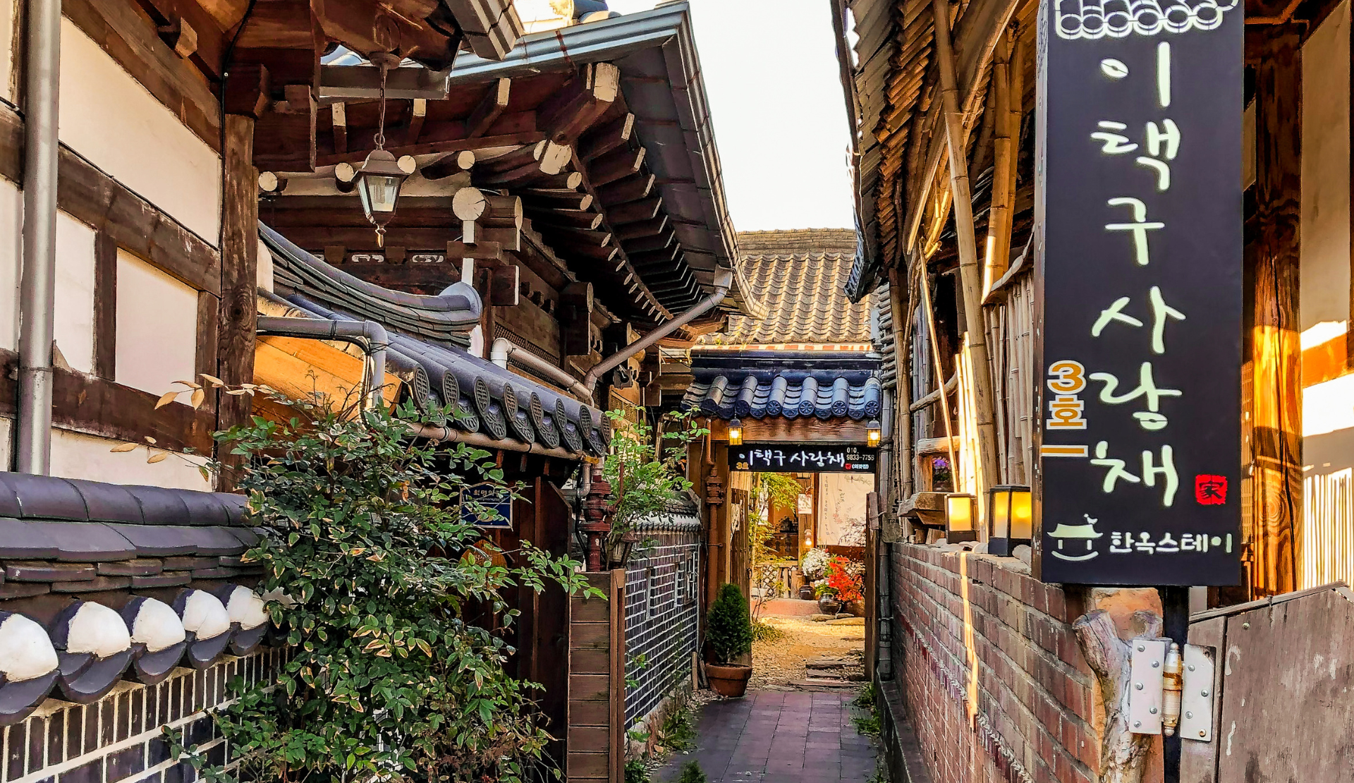 Enge Gasse im Jeonju Hanok Village mit traditionellen koreanischen Holzgebäuden und Laternen