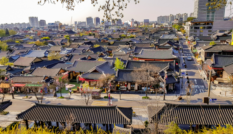 Blick über die Dächer des Jeonju Hanok Village mit traditionellen koreanischen Holzhäusern