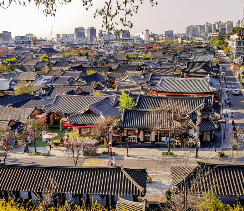 Blick über die Dächer des Jeonju Hanok Village mit hunderten traditionellen koreanischen Holzhäusern