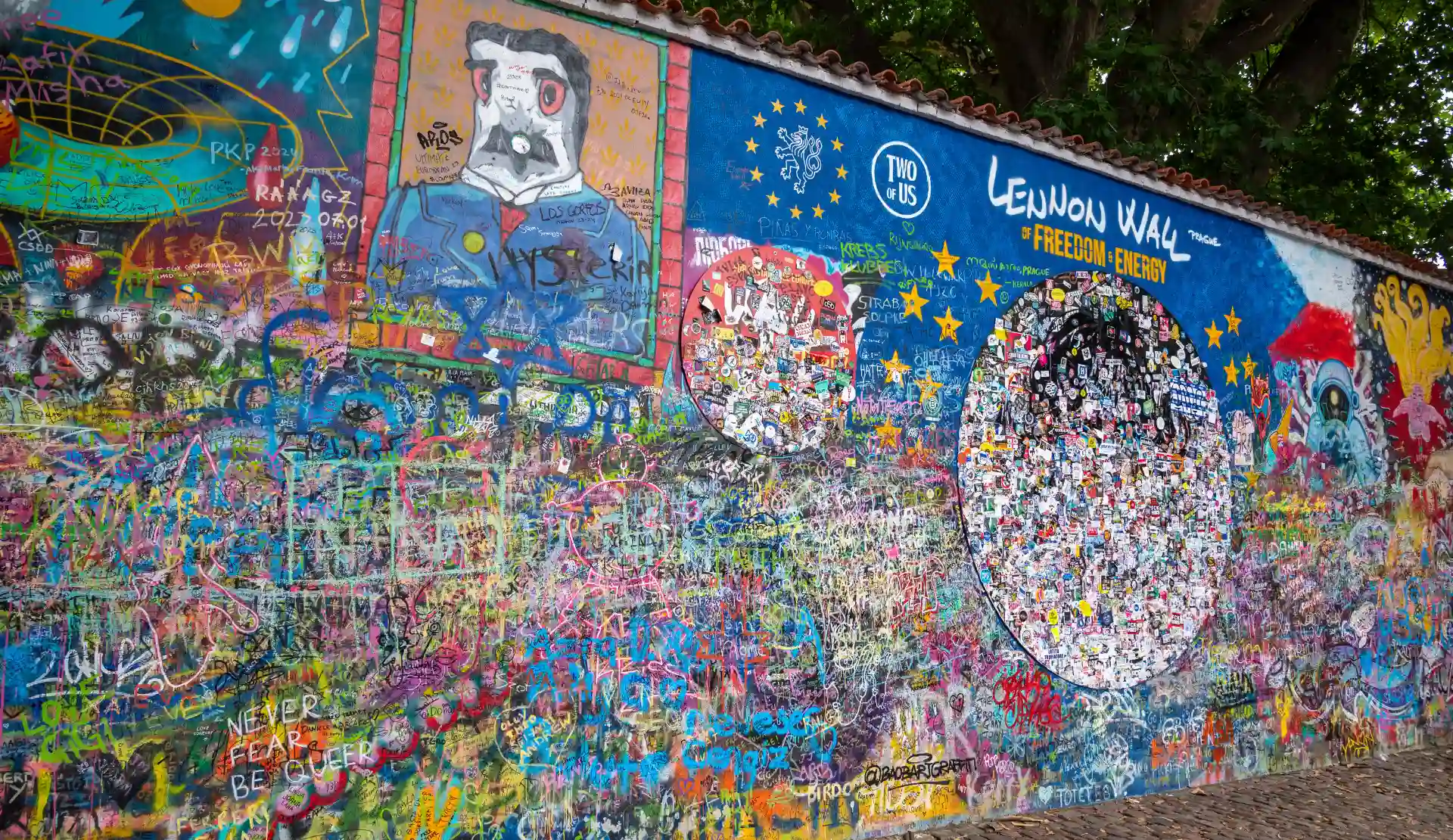 Die bunte John-Lennon-Mauer mit Graffiti und Friedensbotschaften auf der Prager Kleinseite