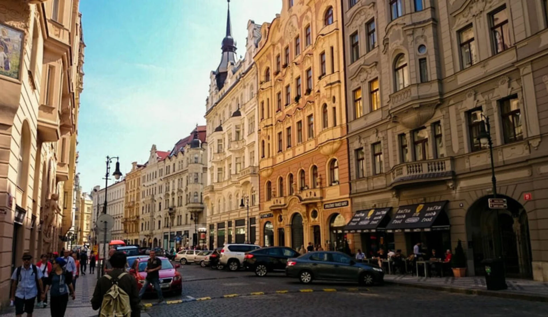 Straße in der Prager Josefstadt mit aufwendig renovierten Fassaden und Cafés