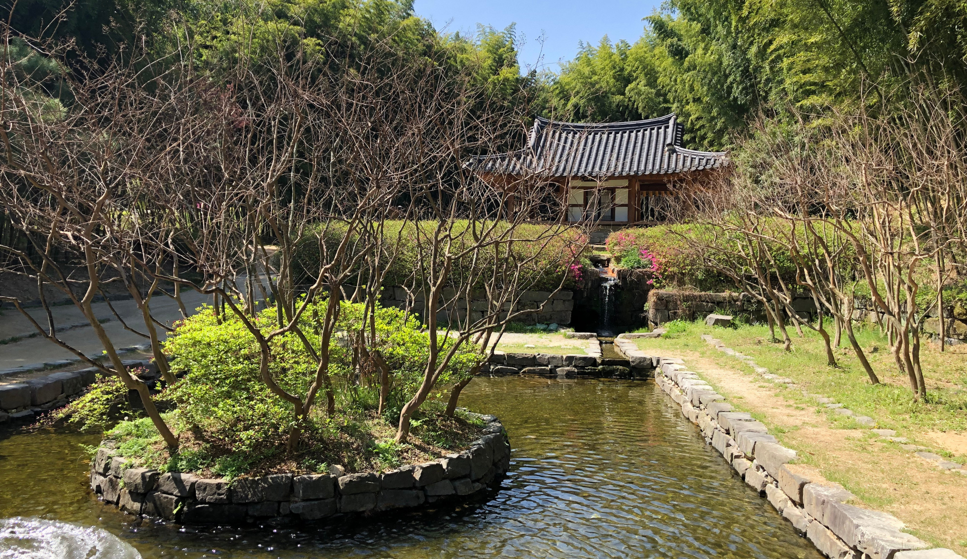 Teich mit Insel und Hanok-Gebäude im Juknokwon Bambuswald in Damyang, Südkorea