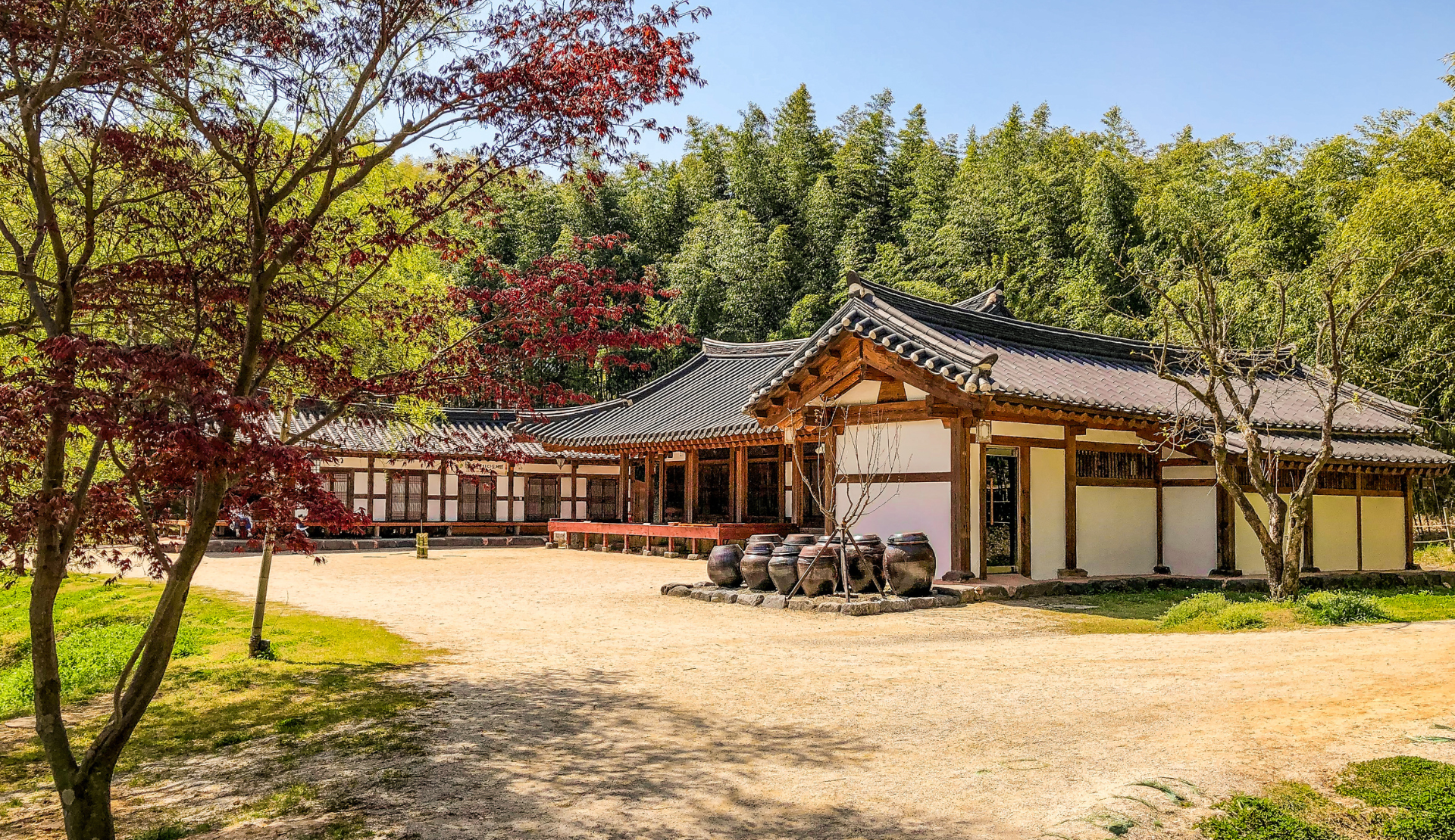 Historische Hanok-Gebäude mit Onggi-Töpfen im Juknokwon Bambuswald in Damyang, Südkorea