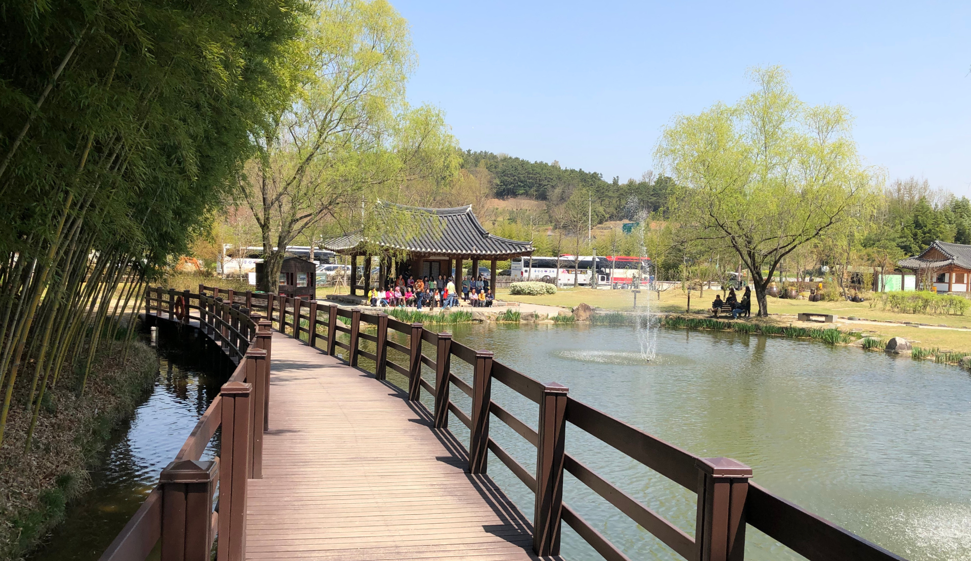 Holzsteg am Teich mit Pavillon im Juknokwon Bambuswald in Damyang, Südkorea