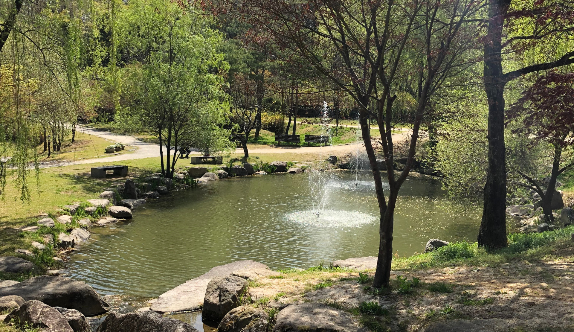 Teich mit Springbrunnen und Gartenanlage im Juknokwon in Damyang, Südkorea